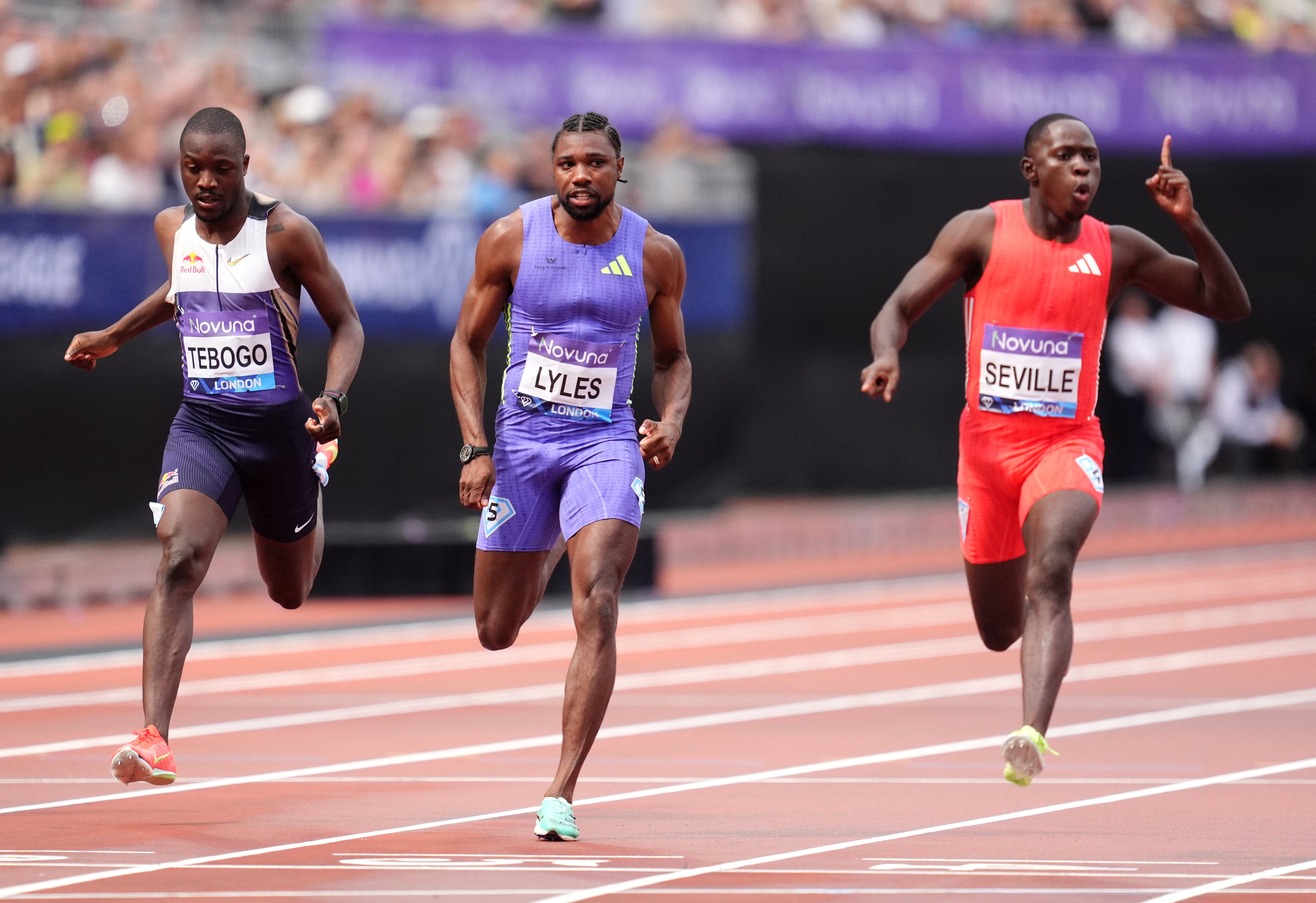 Sevilha oblíqua (à direita) venceu Noah Lyles (centro) nos 100m masculinos (Adam Davy/PA)