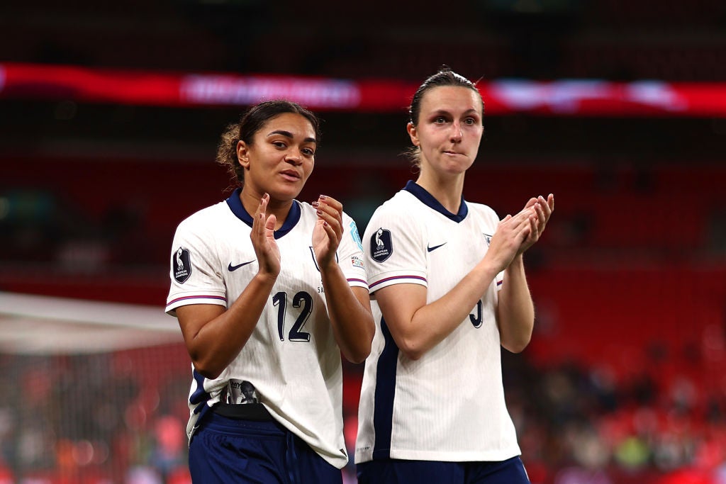 Lotte Wubben-Moy dijo que saldría de las redes sociales en apoyo de su compañero de equipo de Inglaterra Carter