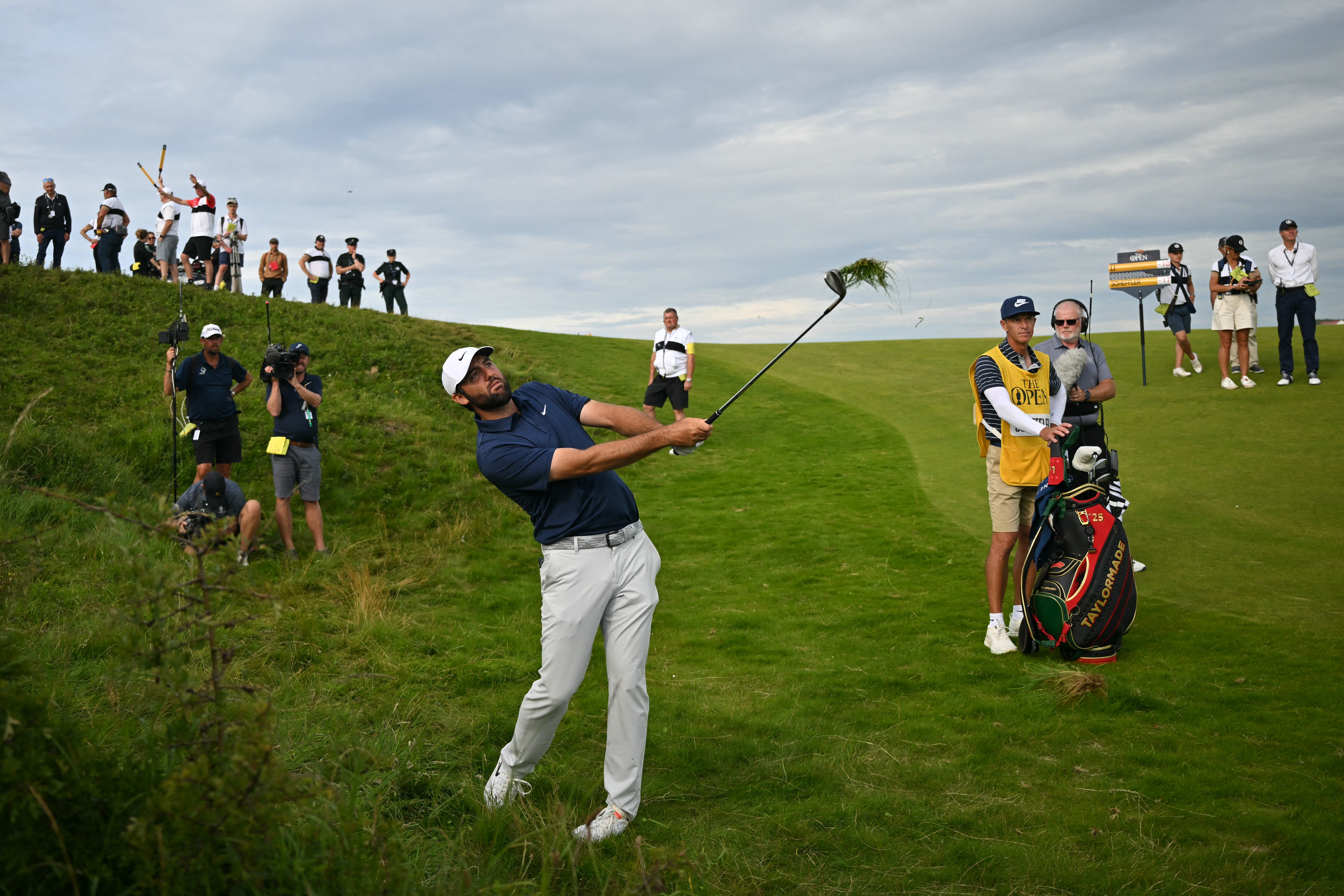 Scottie Scheffler toca de The Rough no 17º buraco no quarto dia do 153º Campeonato Open