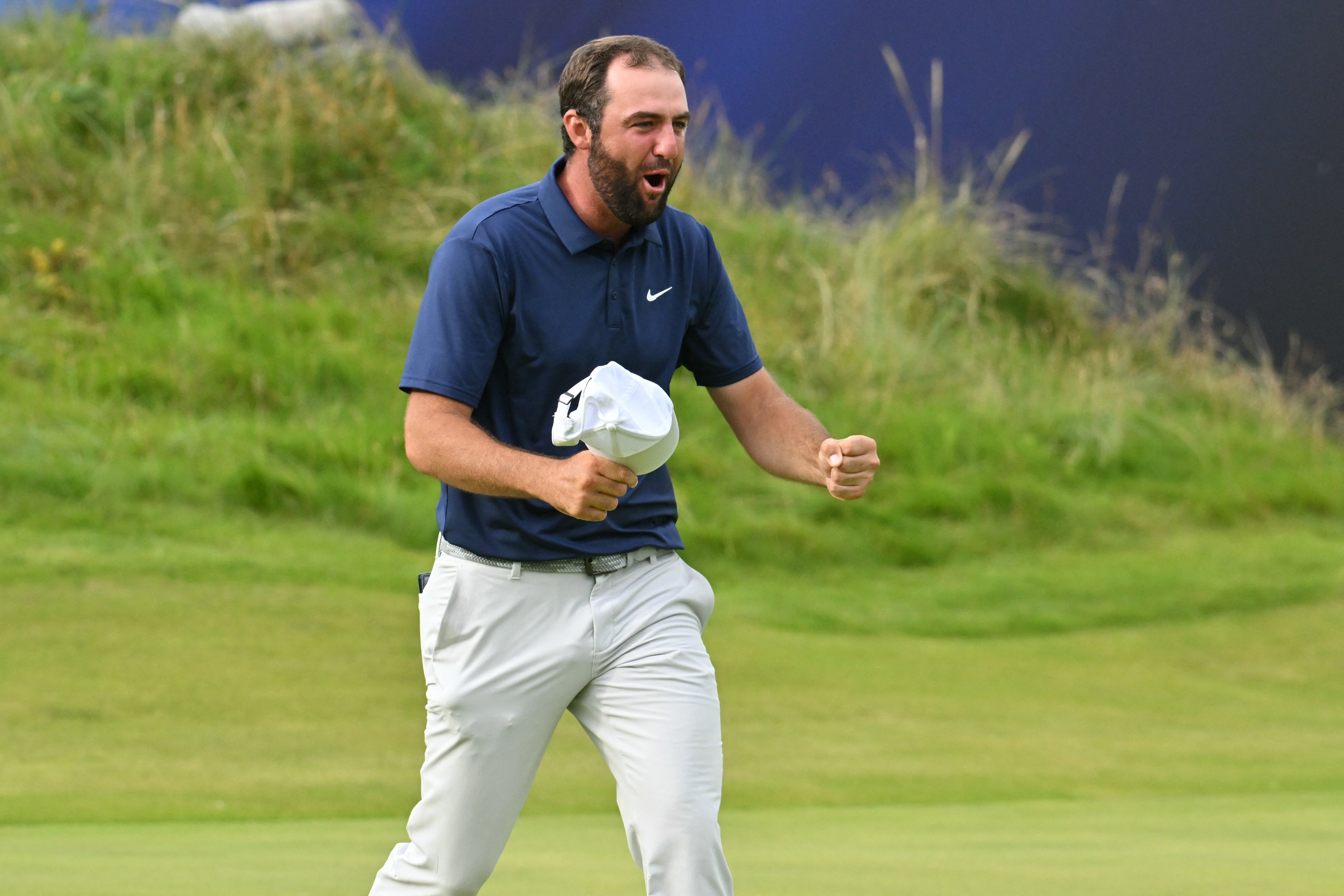 O jogador de golfe dos EUA Scottie Scheffler comemora no 18º Verde após sua vitória no 153º Campeonato Open