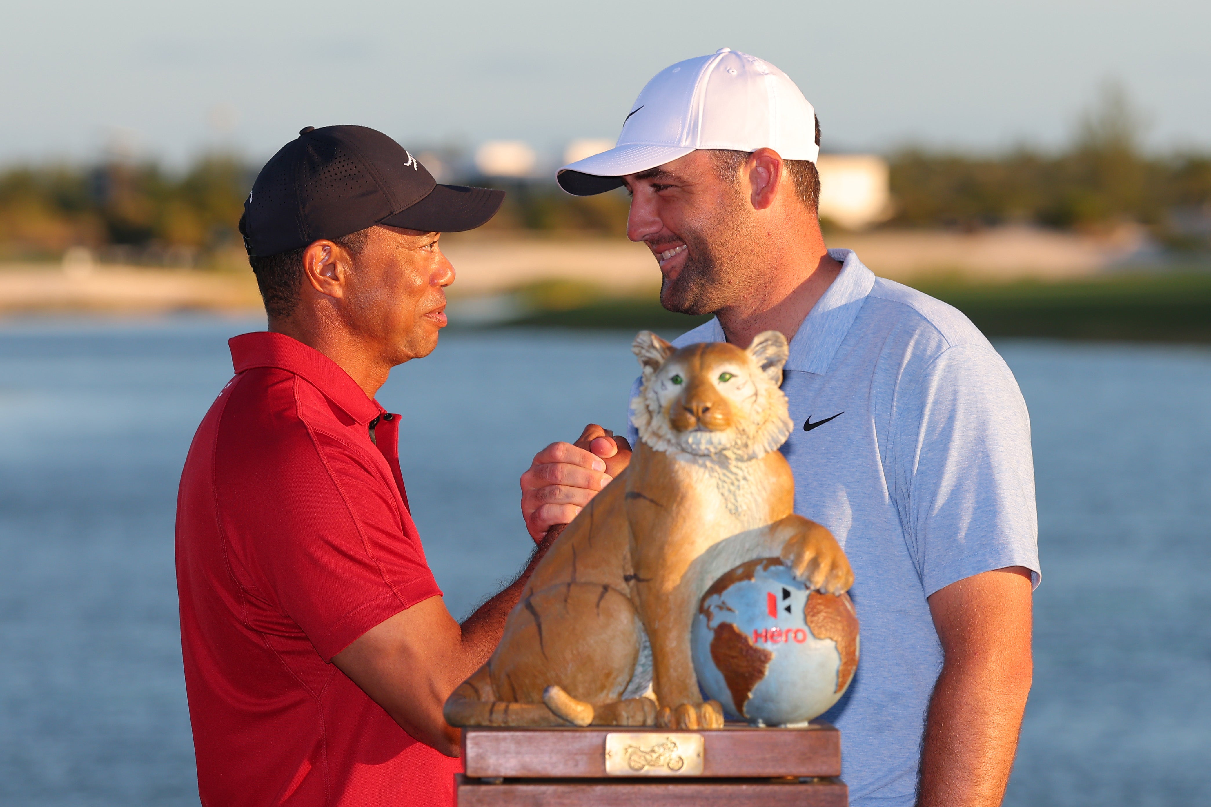 Tiger Woods parabeniza Scottie Scheffler depois de vencer o Hero World Challenge 2024