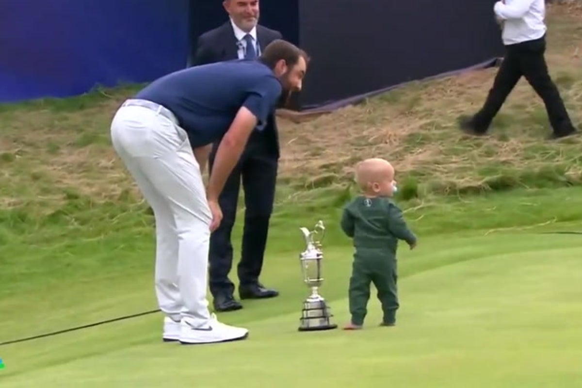 Bennett Scheffler draws applause after stumble while joining father following Open win