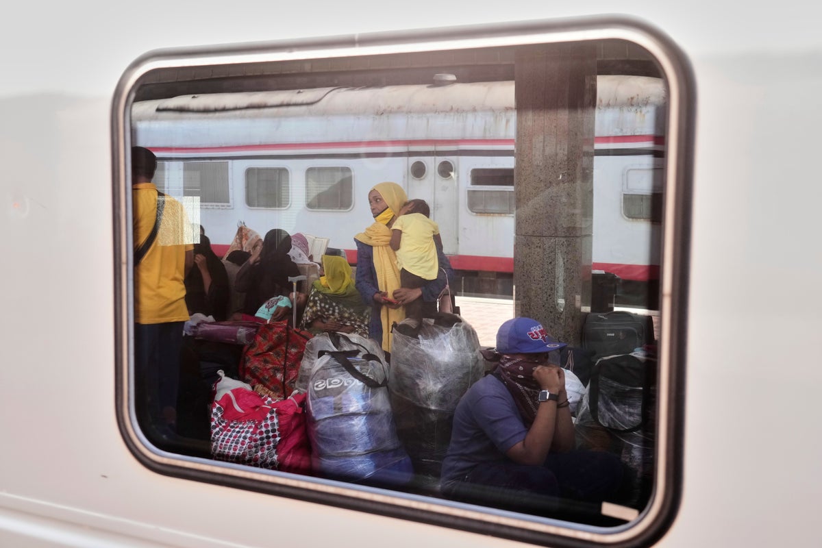 Egypt provides free train rides for Sudanese refugees returning home
