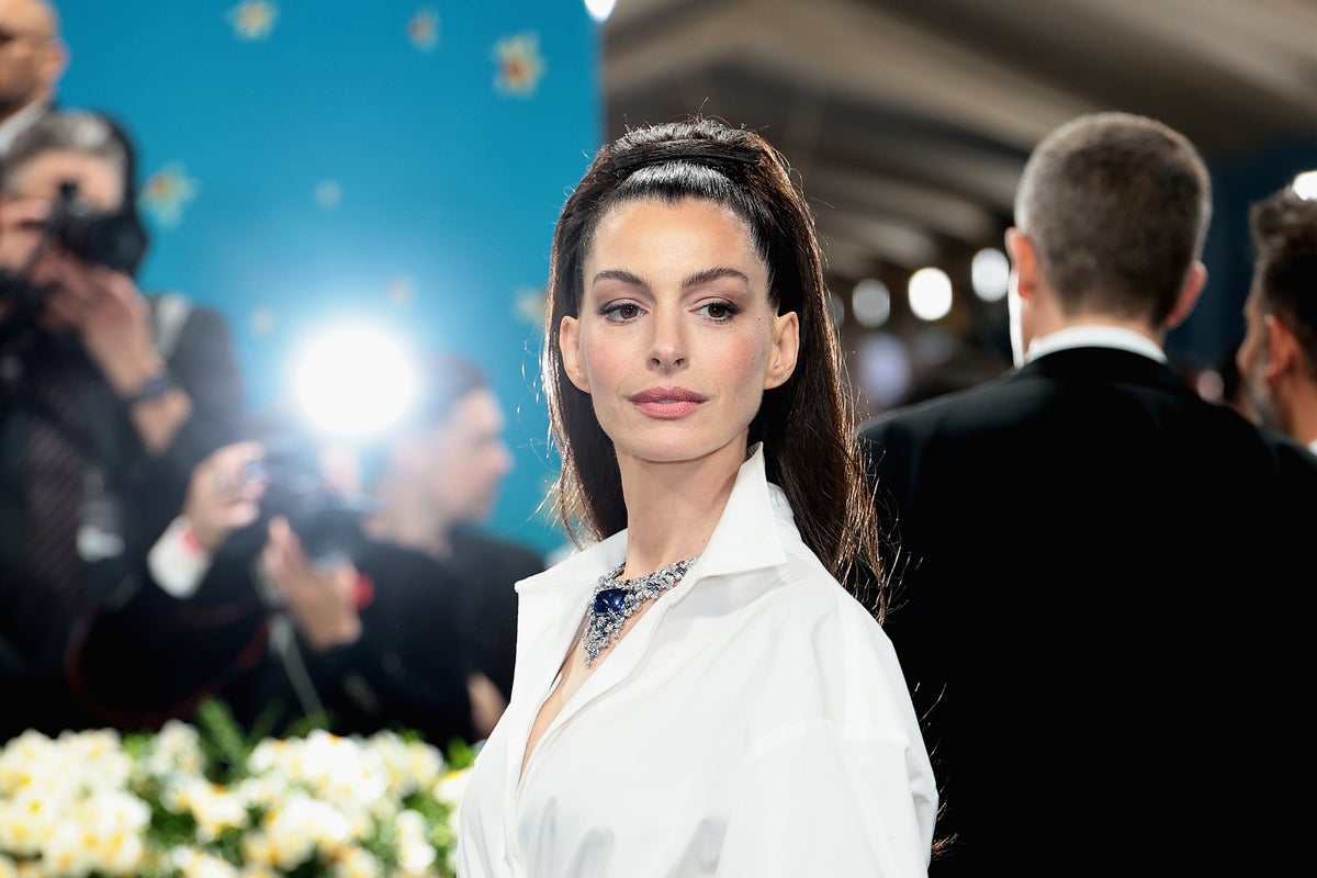 Anne Hathaway sports iconic outfit to prepare for first day on Devil Wears Prada sequel