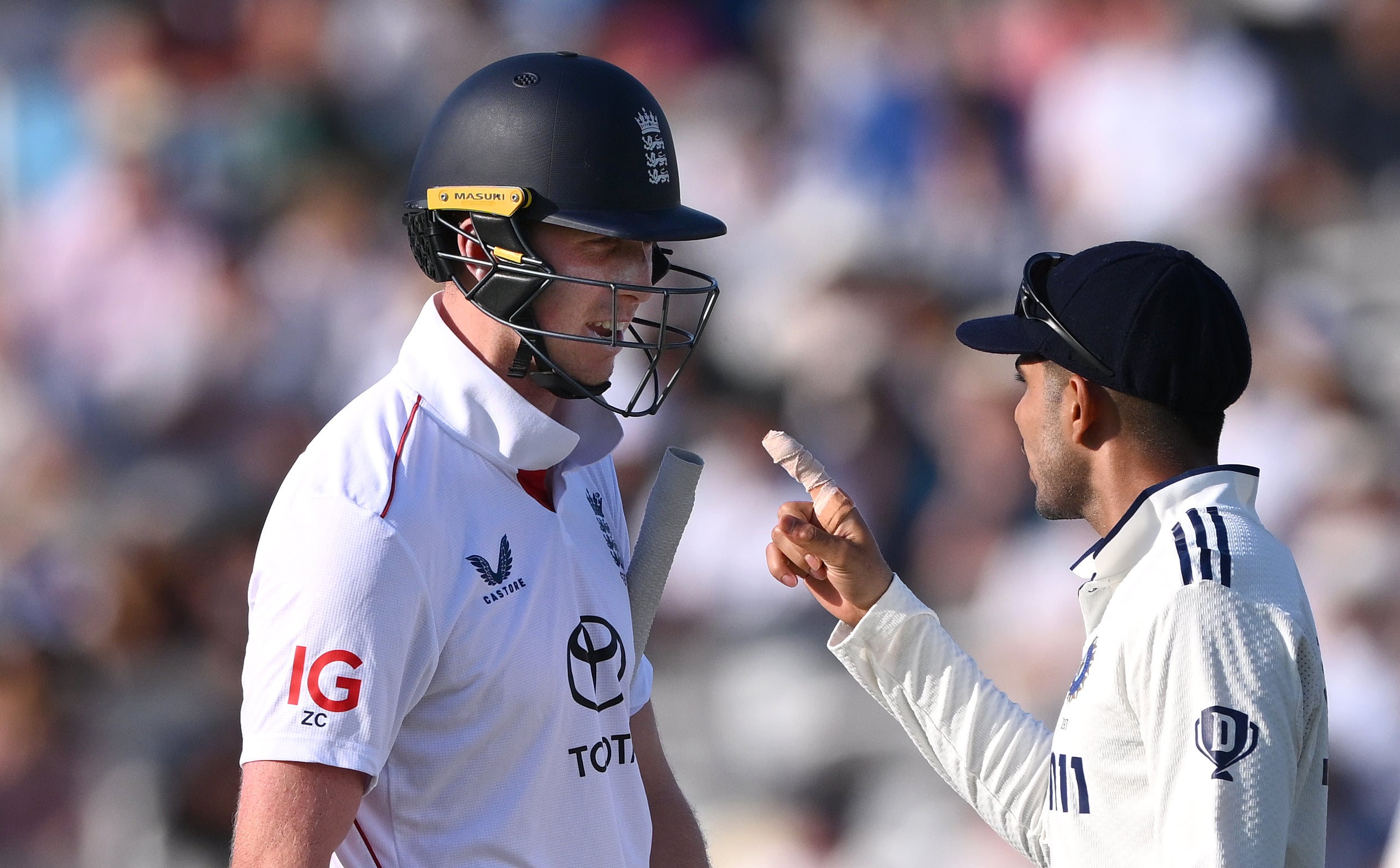Capitão da Índia Shubman Gill (à direita) Trocando palavras com Zak Crawley, da Inglaterra