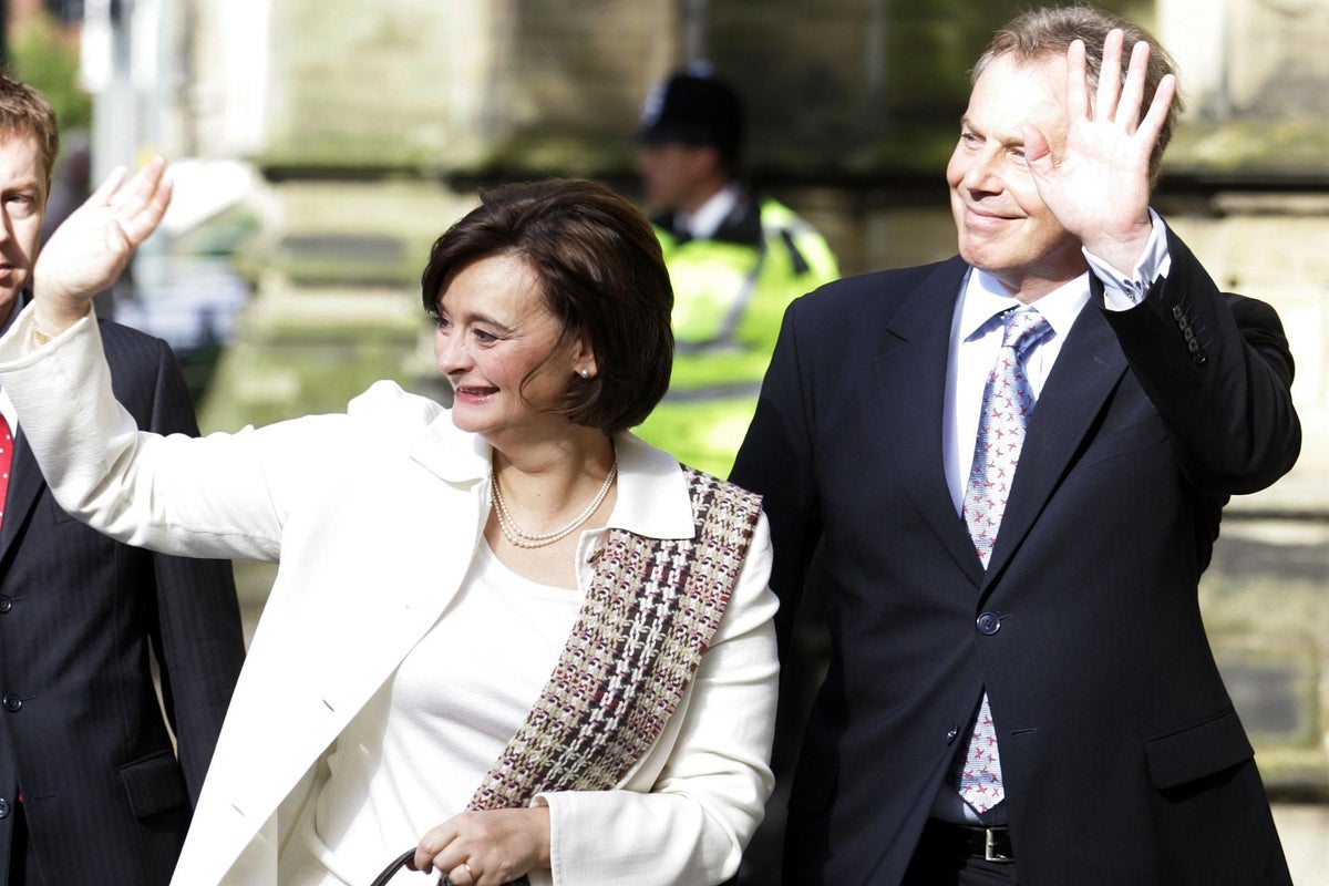 Tony Blair urged to pay back almost £10,000 for discounts on designer clothes, records show