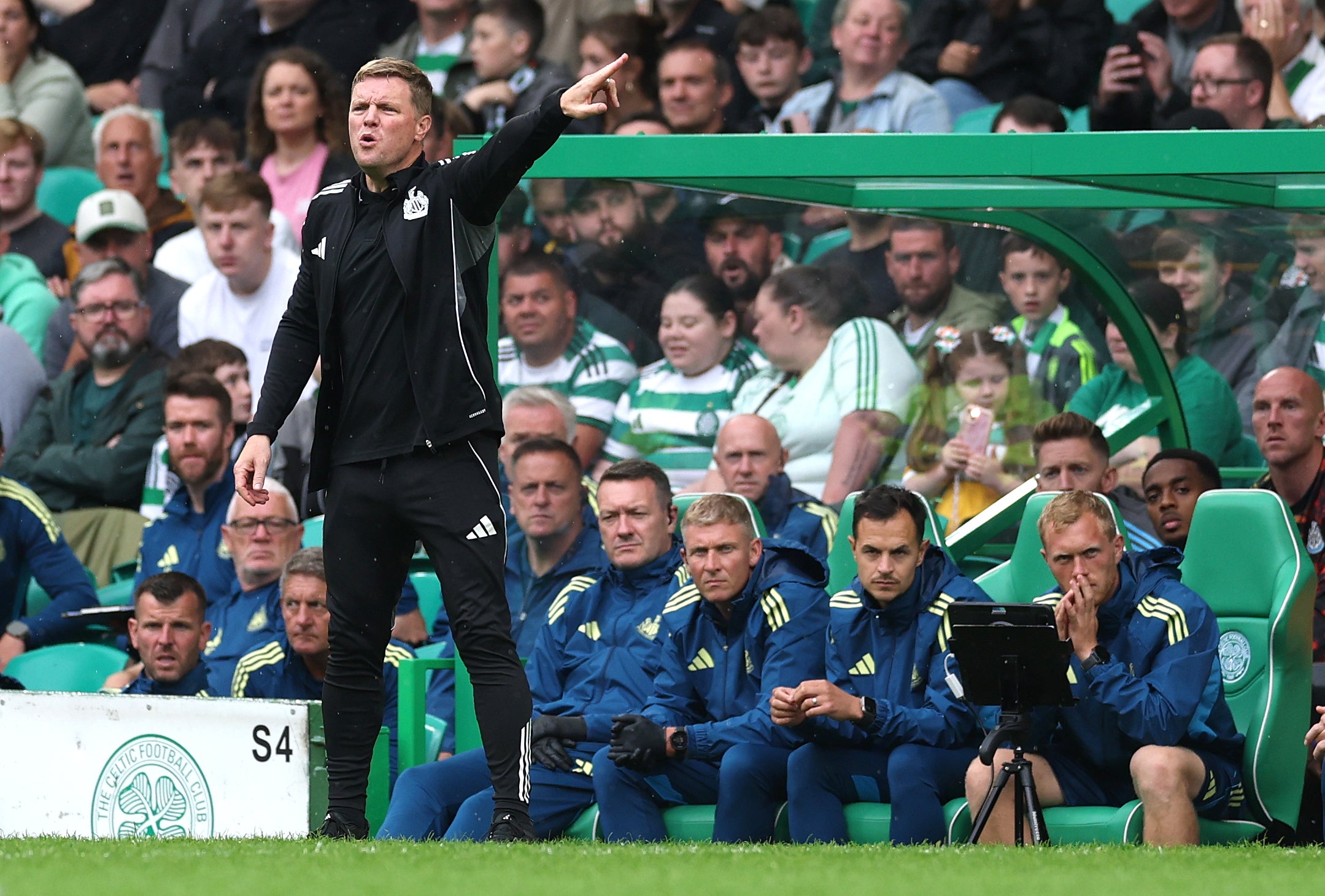 Eddie Howe opuścił Alexandra Isaka z przyjazdu przed sezonem Newcastle przeciwko Celticowi „ze względu na spekulacje na temat jego przyszłości”