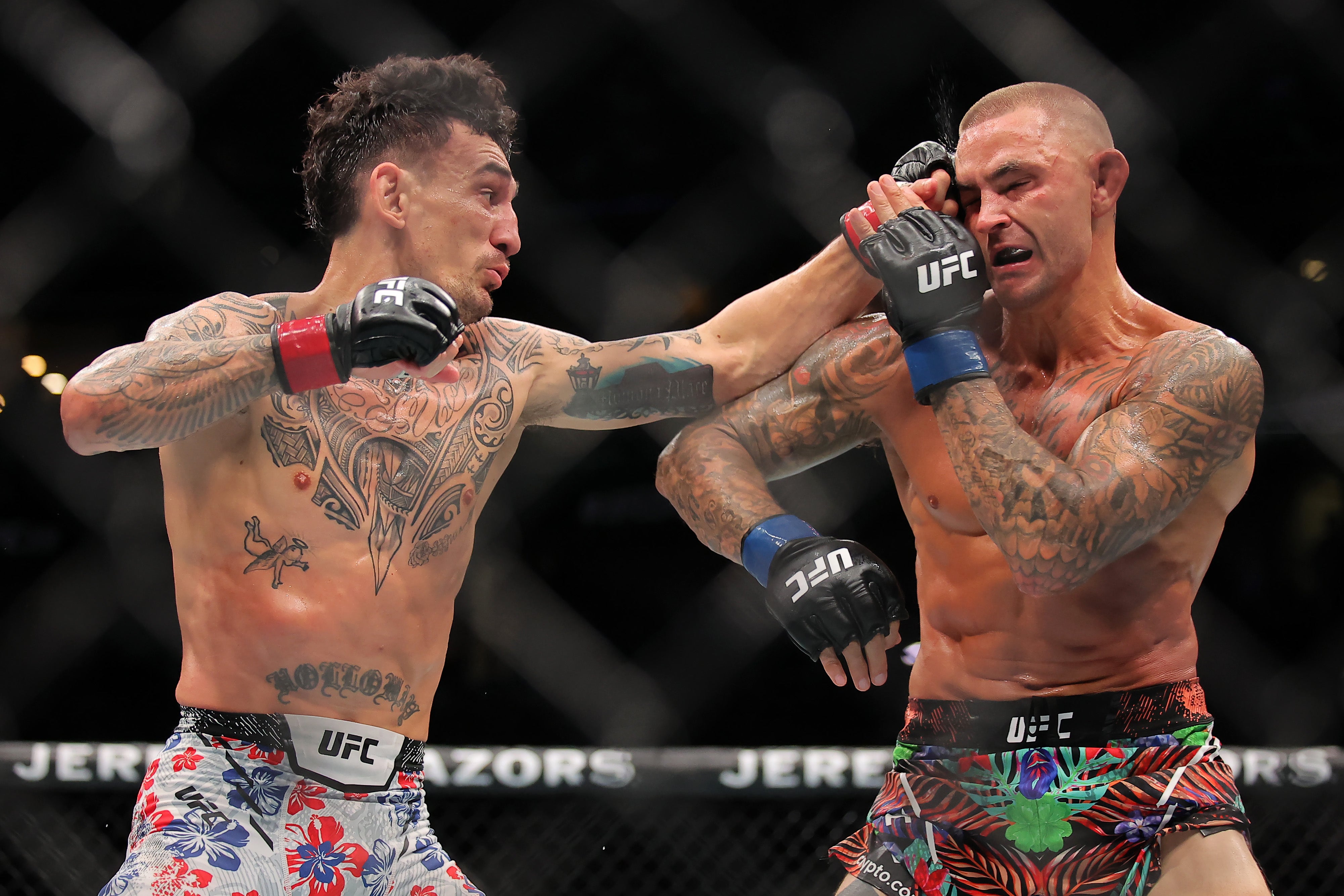 Max Holloway (vľavo) spadol Dustin Poirier dvakrát a Poirier odhodil Havajského proti