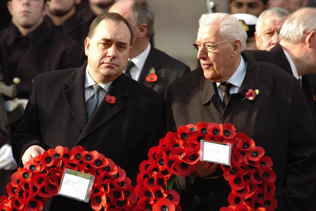 The leader of the DUP Dr Ian Paisley (right) and the Scottish National Party’s Alex Salmond at the Cenotaph (Johnny Green/PA)