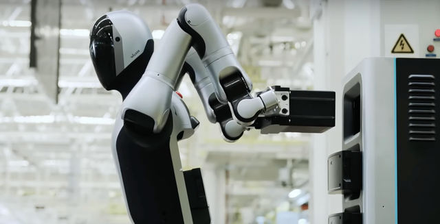 <p>China's UBTech unveils humanoid robot capable of swapping its own batteries</p>