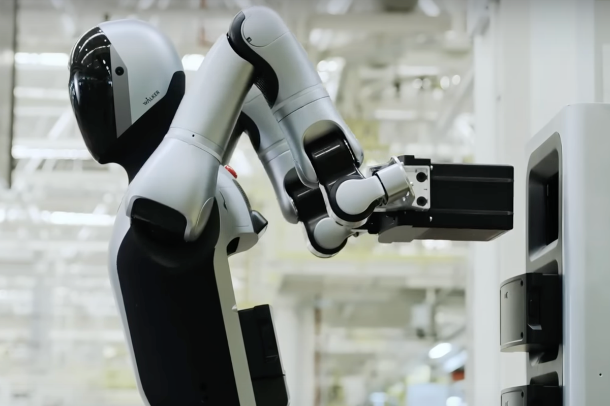 China unveils world’s first robot that runs on its own and swaps batteries by itself