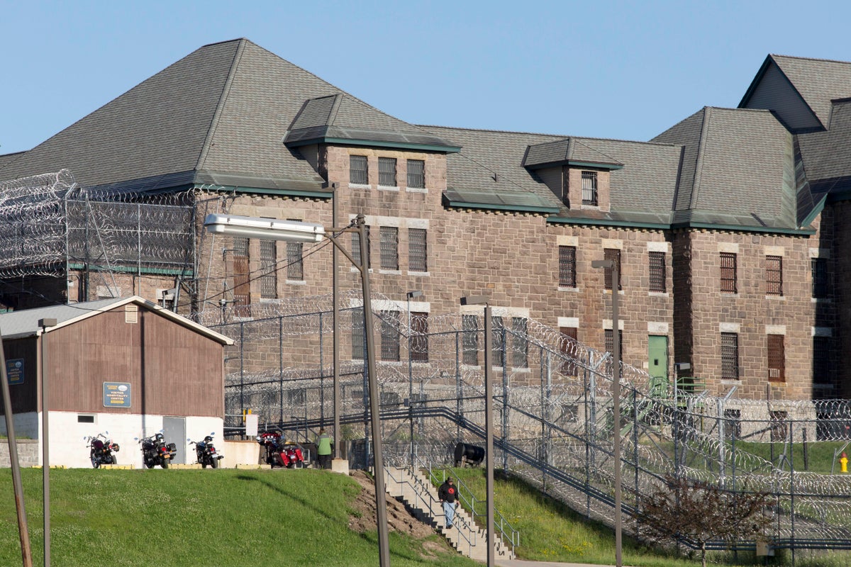 New York to make phone calls free in its state prisons