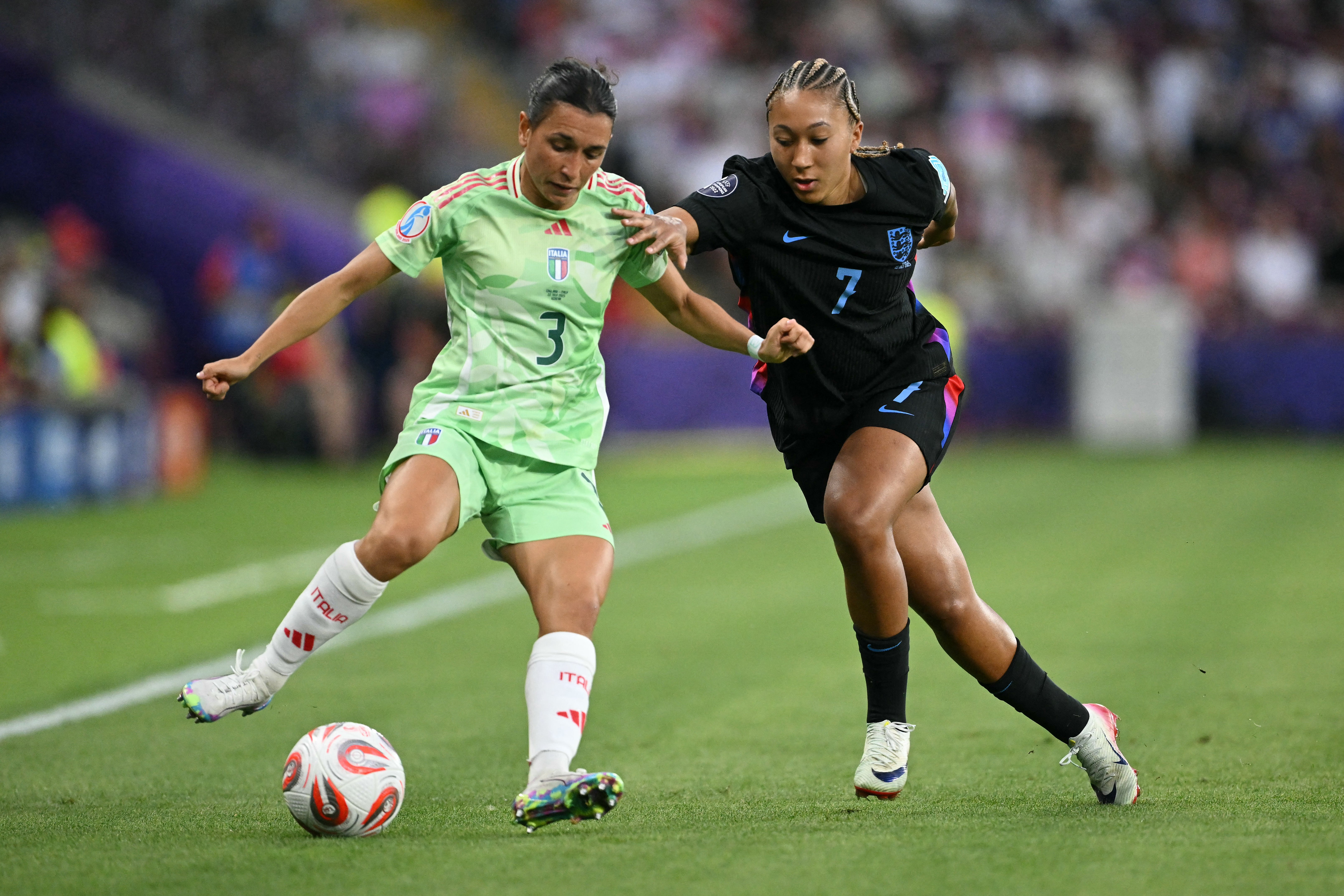 Defensor da Itália #03 Lucia di Guglielmo (L) VIE com o atacante da Inglaterra #07 Lauren James