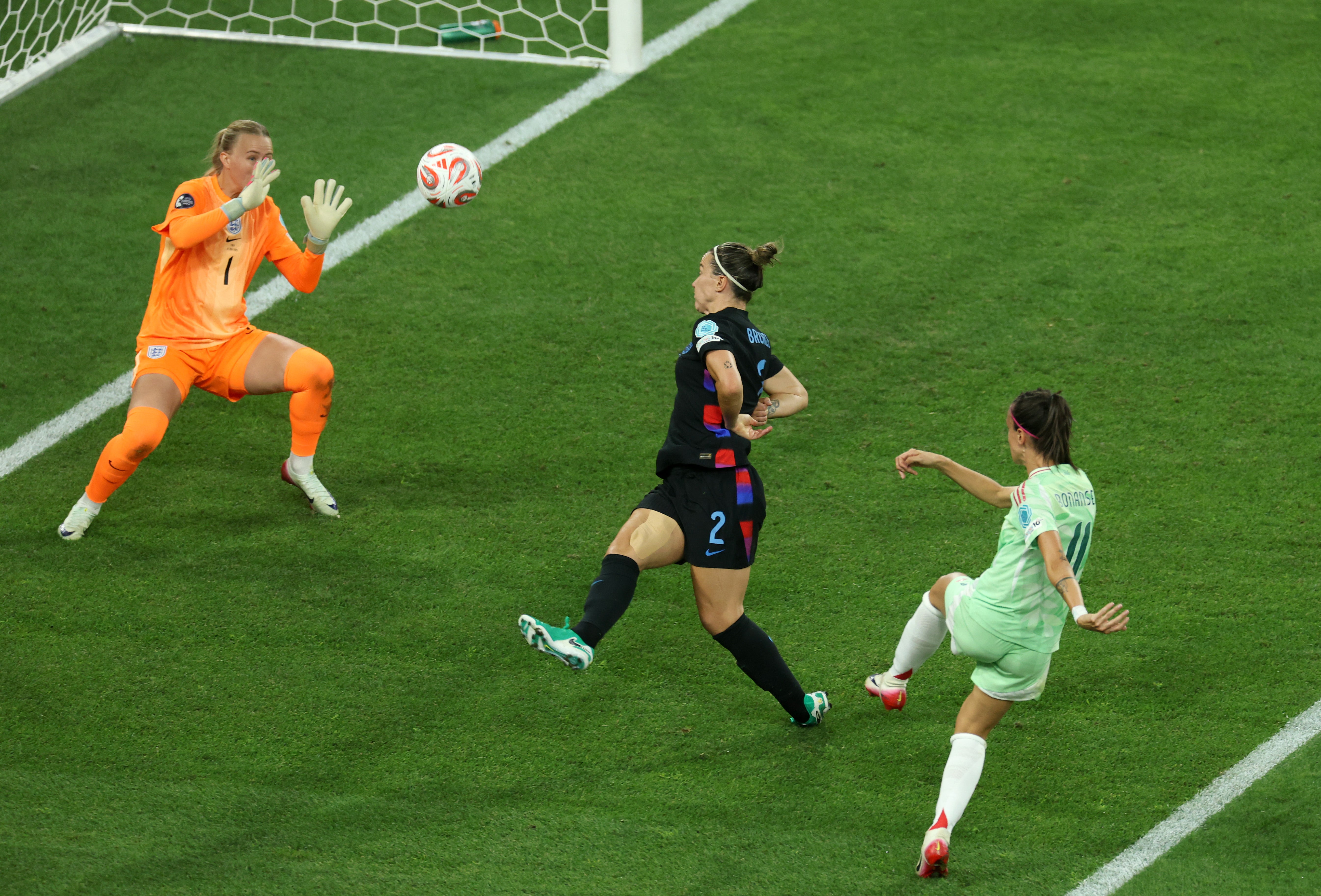Lucy Bronze foi culpado pelo primeiro gol da Itália