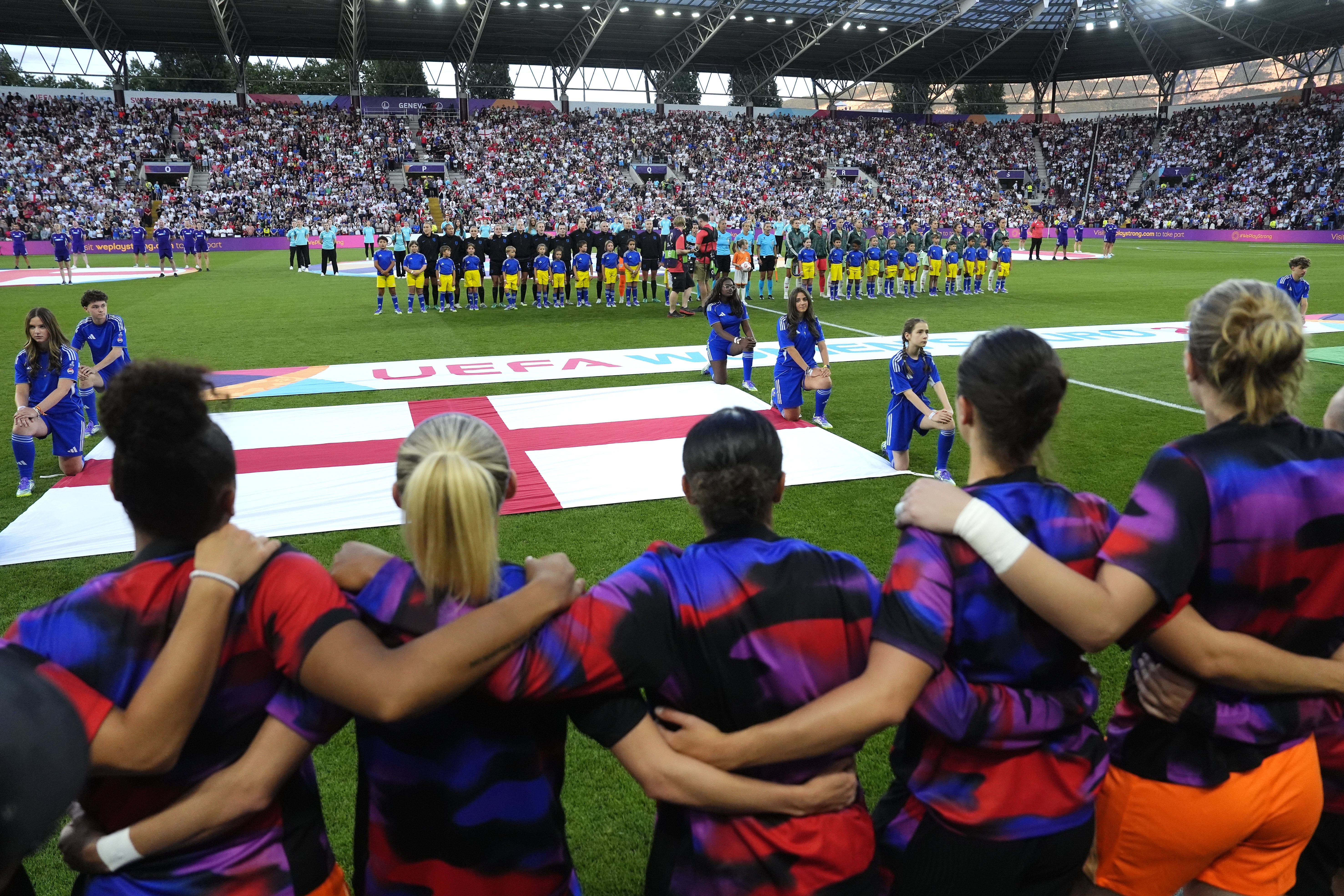 England stood in solidarity with Jess Carter, centre (Nick Potts/PA)