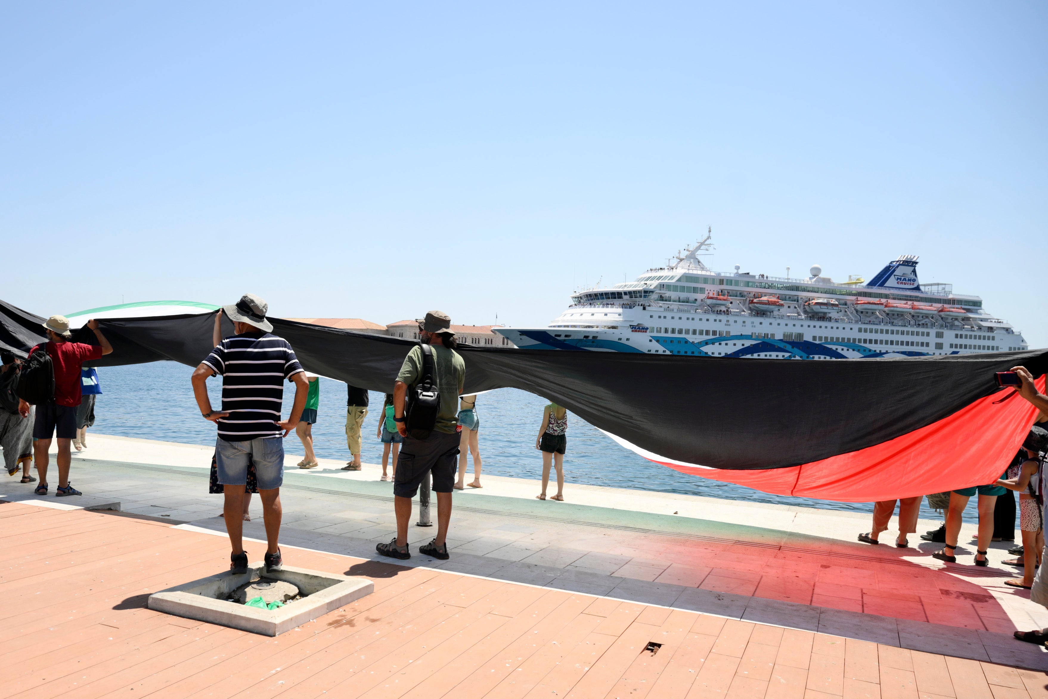 The cruise ship tries to approach the island
