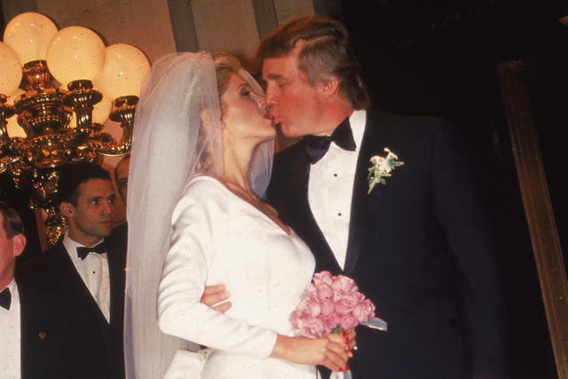 <p>Un reportero de CNN asegura que el presidente Donald Trump le colgó el teléfono cuando lo llamó para preguntarle por las nuevas fotos que muestran a Jeffrey Esptein en su boda en 1993. </p>