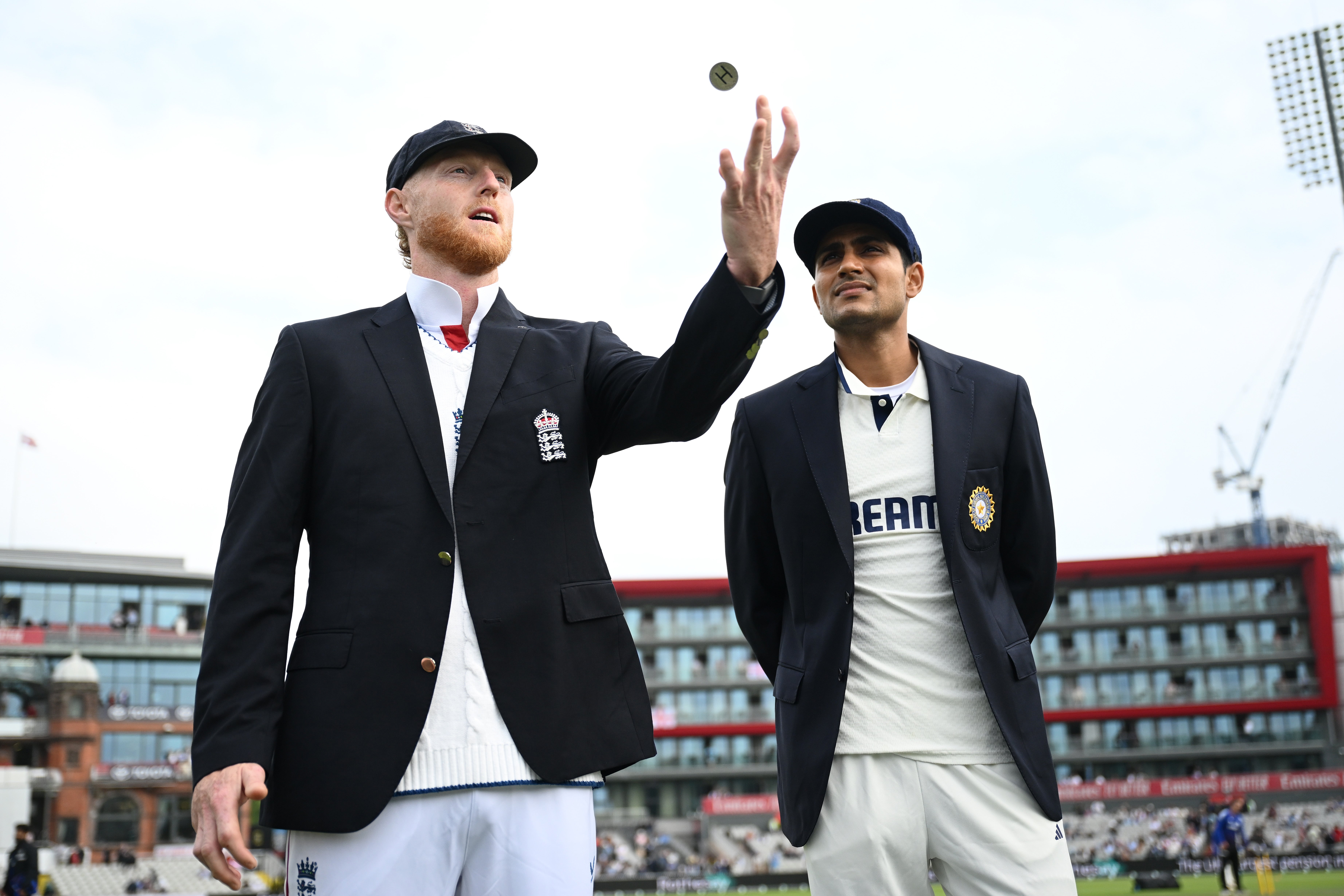 O capitão da Inglaterra Ben Stokes (à esquerda) e o colega da Índia Shubman Gill