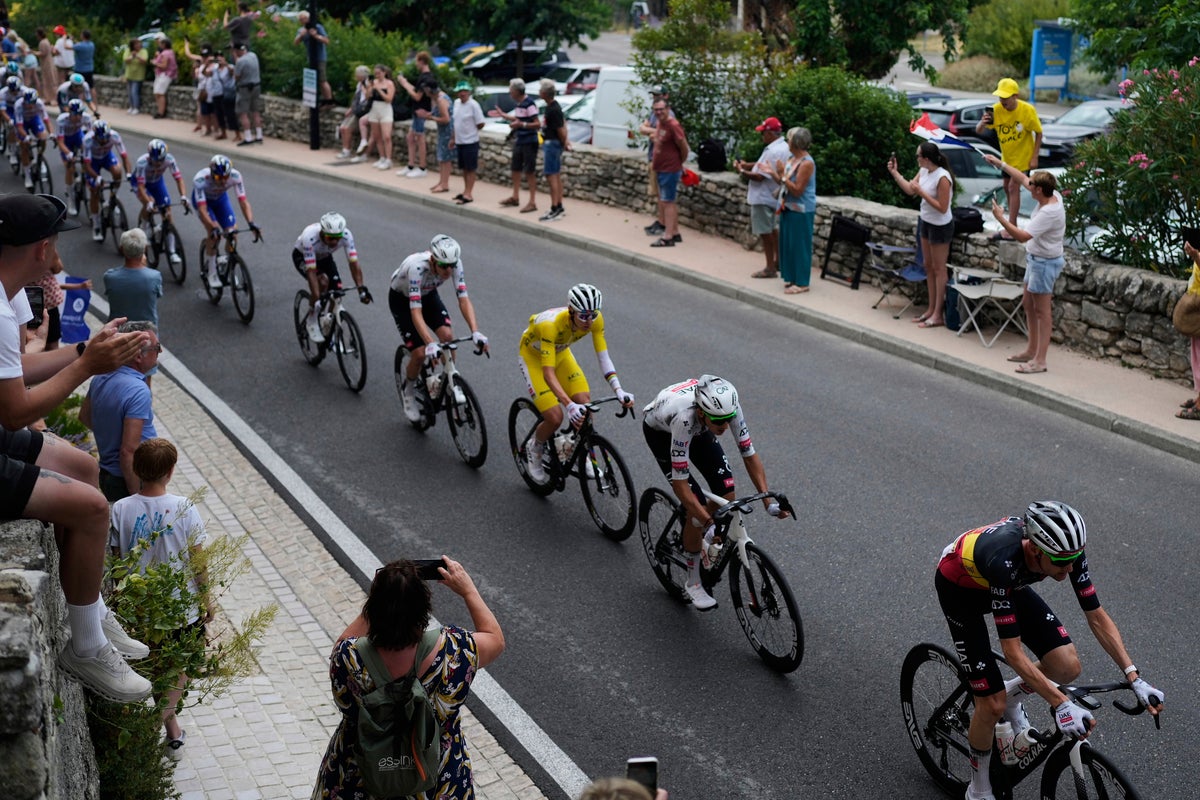 Tour de France 2025 live: Ineos Grenadiers set fierce pace as sprinters face battle to control stage 17