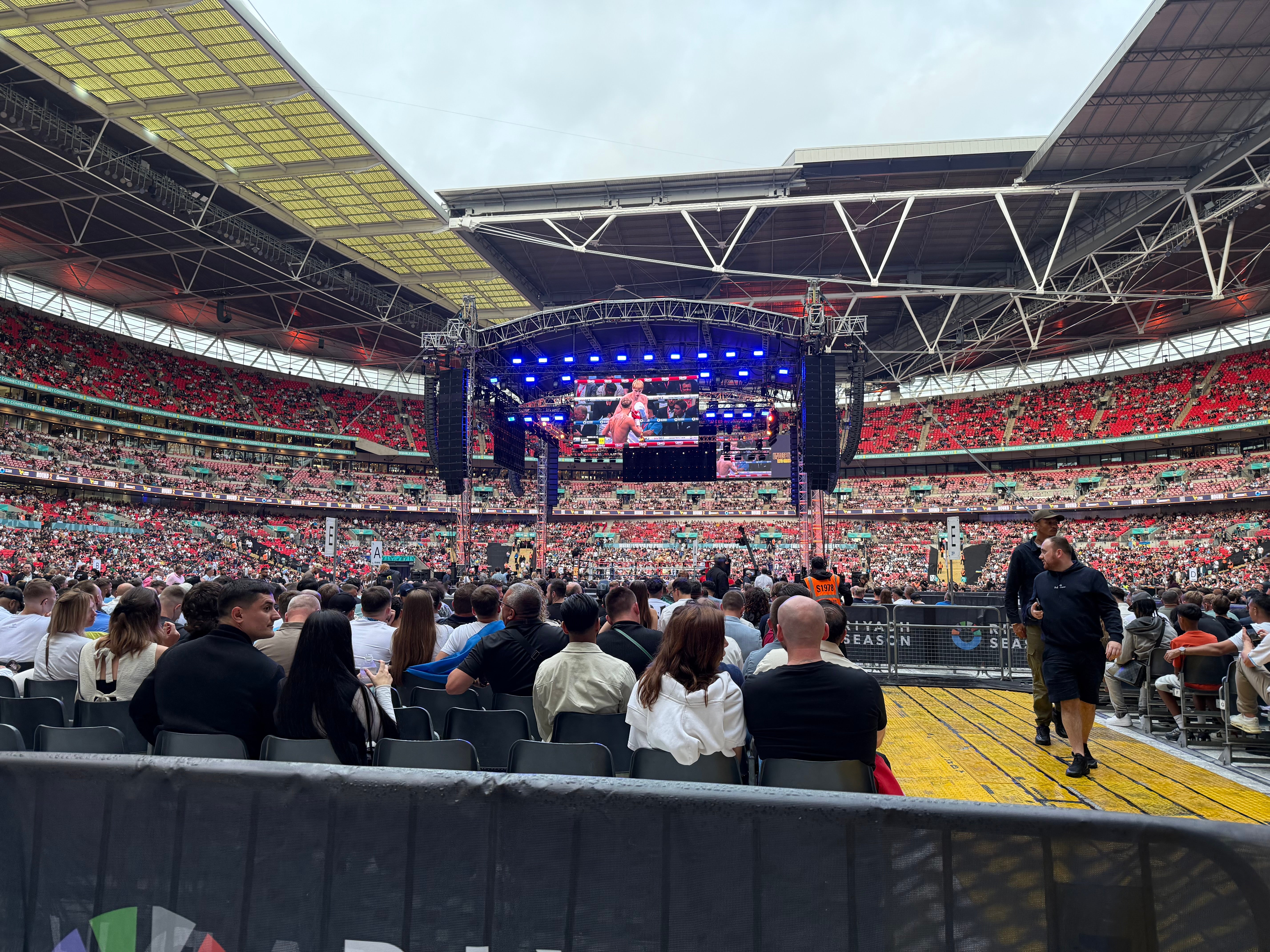 Team Usyk member Daniel Lapin edged past Lewis Edmondson
