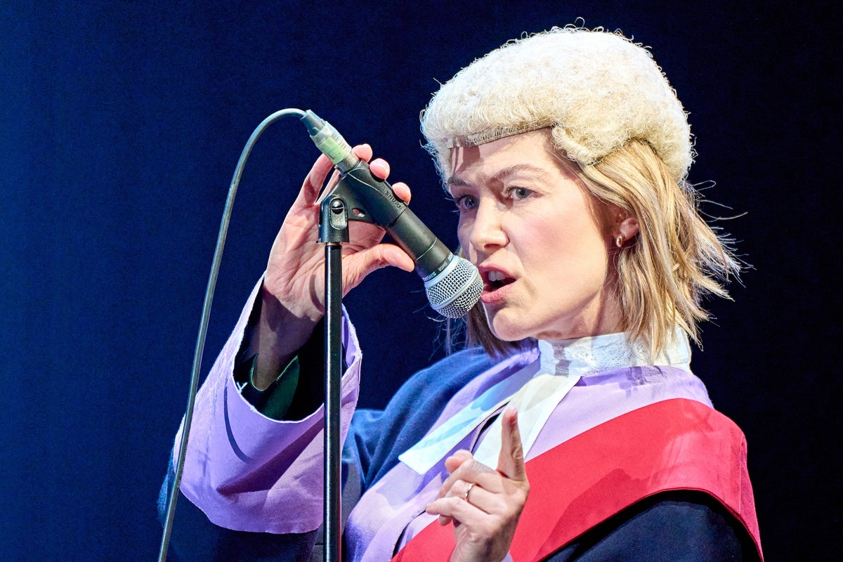 ‘You know who you are’: Rosamund Pike calls out audience member for texting during show