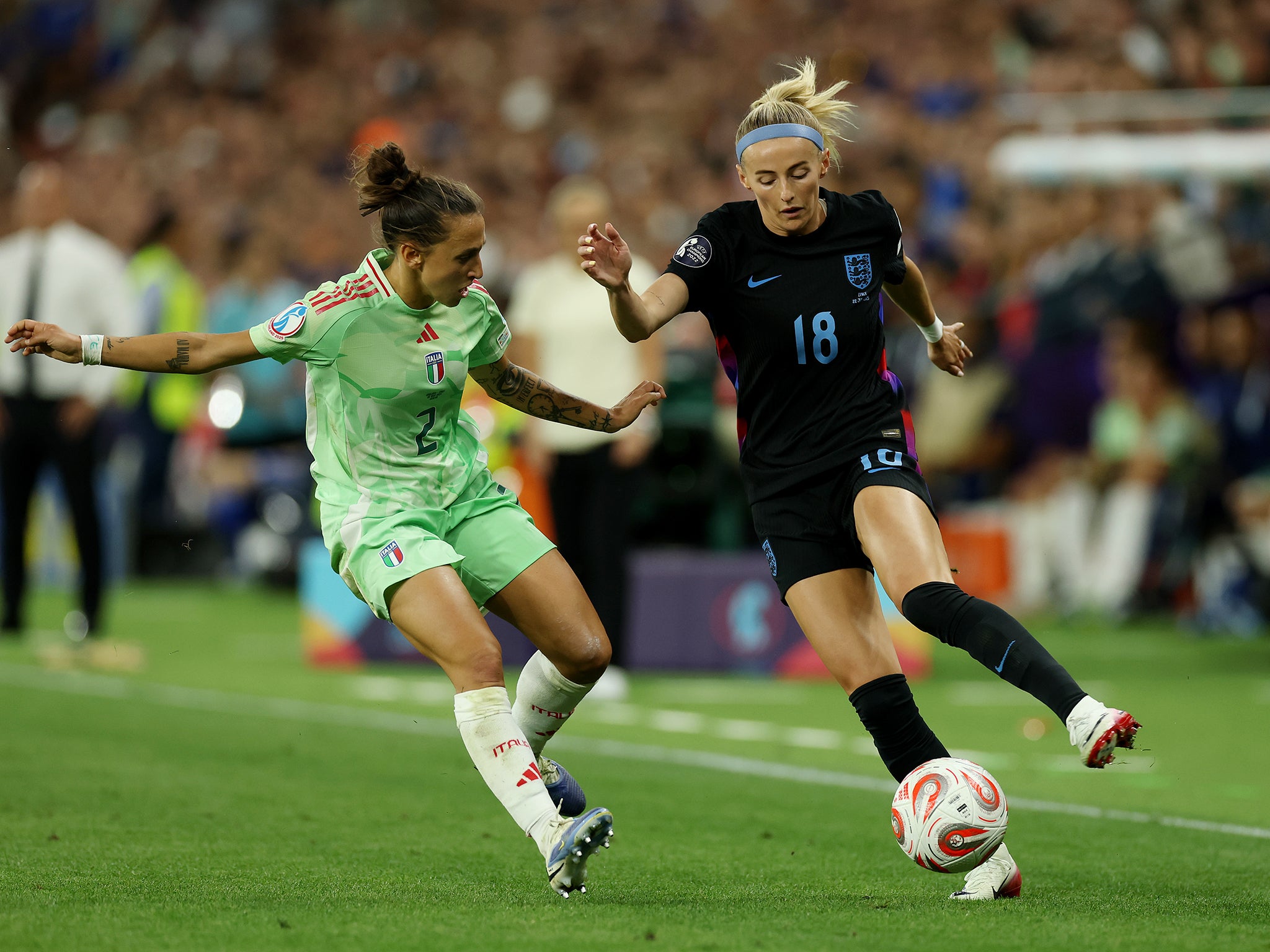 Chloe Kelly takes control of the ball from Italy’s Elisabetta Oliviero