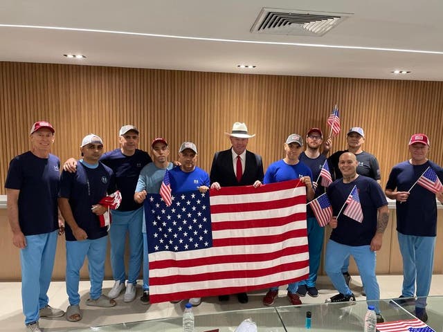 <p>El gobierno de Trump negoció un canje de prisioneros con Venezuela que permitió el regreso de 252 venezolanos detenidos en El Salvador, a cambio de 10 estadounidenses repatriados a EE. UU.</p>