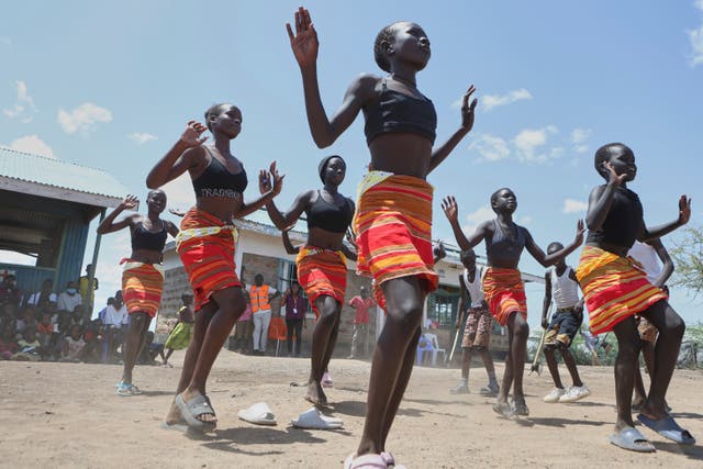 KENIA-NIÑOS BAILARINES