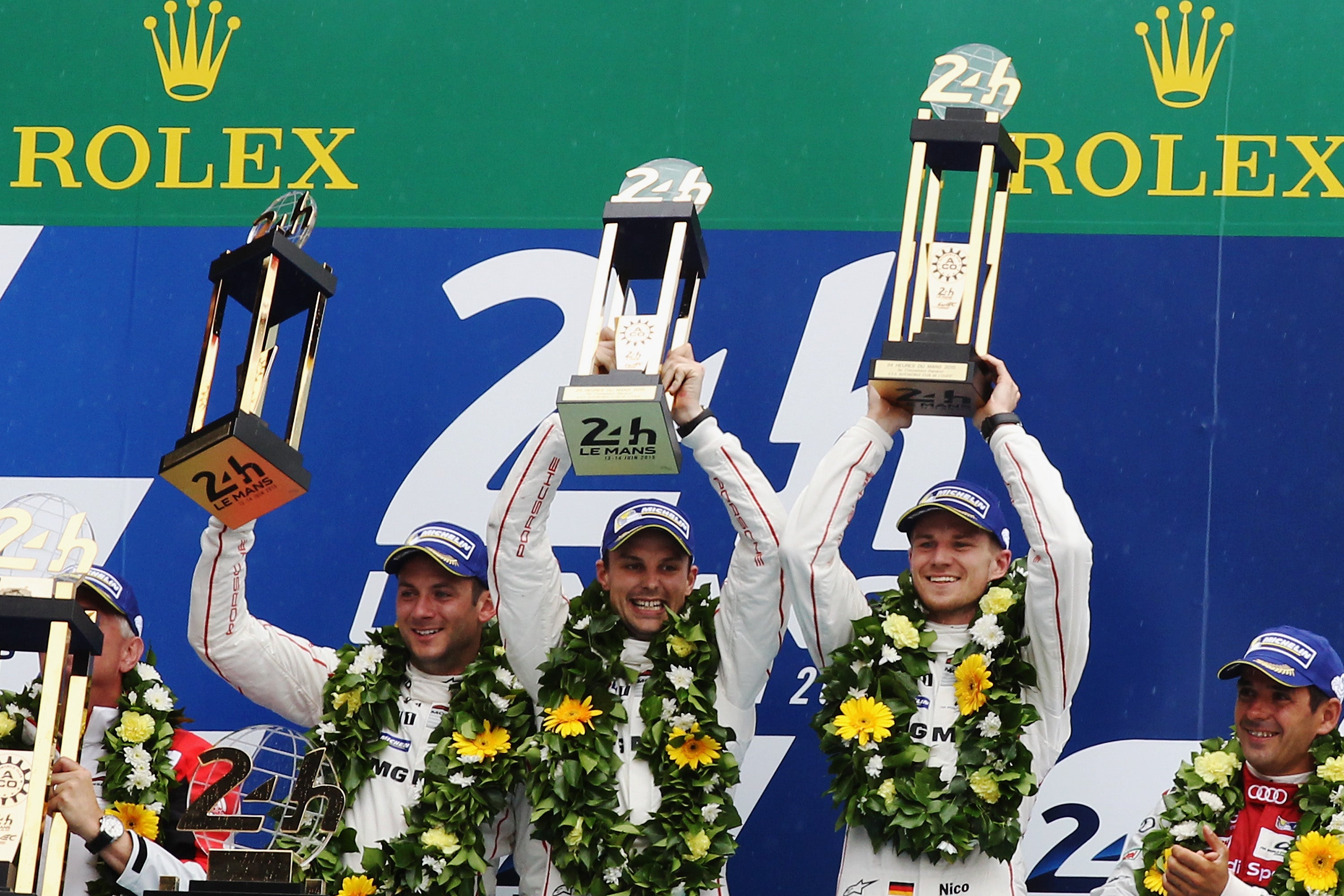 Hulkenberg (à droite) célébrant la victoire 24 heures dans l'événement du Mans en 2015