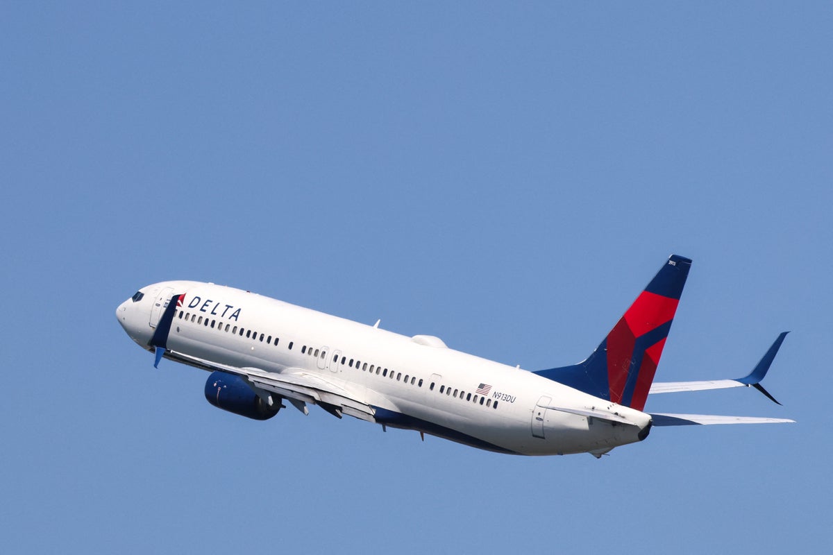 Delta flight was traveling 60 mph down runway when AeroMéxico plane landed in front of it