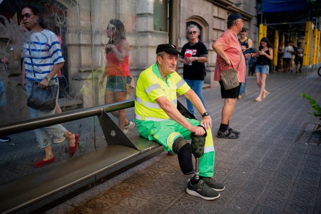 <p>Street cleaner Raúl Rodriguez rests during a protest over the death of fellow cleaner during a recent heat wave in Barcelona, Spain, Wednesday, July 16, 2025. (AP Photo/Joan Mateu Parra, File)</p>