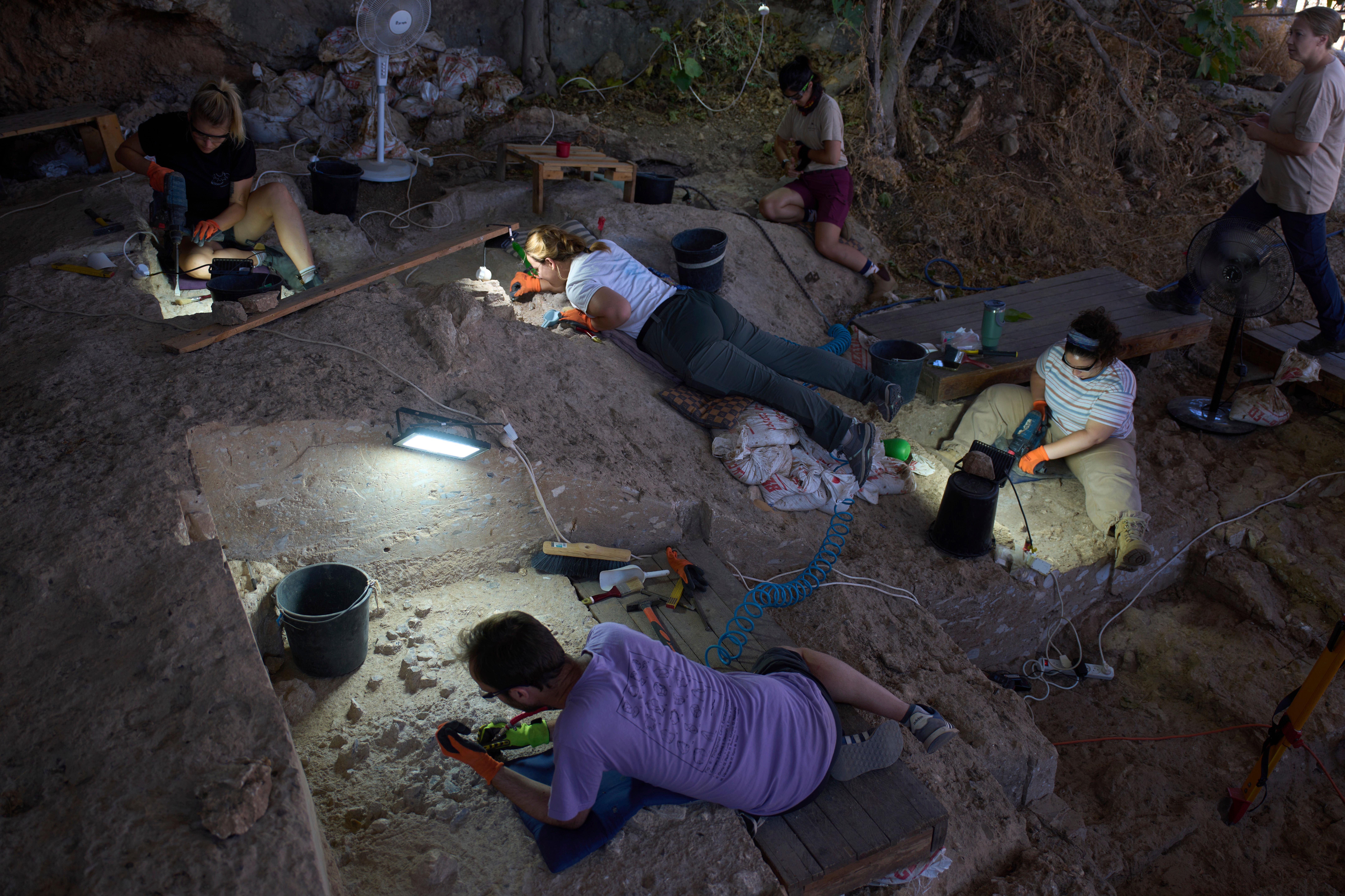 Freiwillige, die einige der Überreste in der Höhle ausgraben