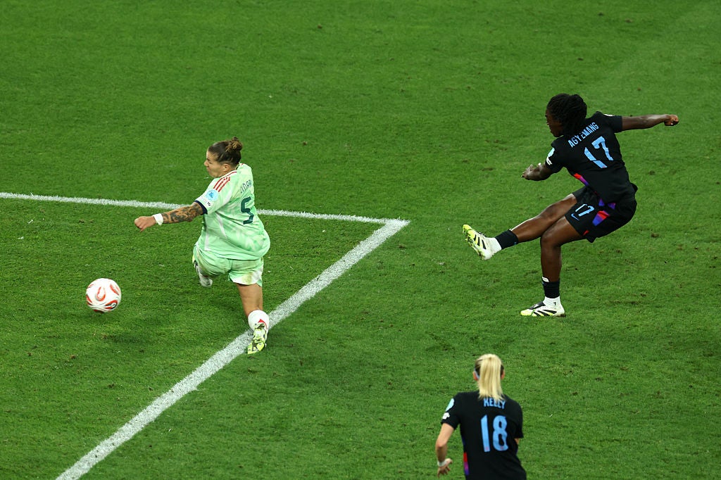 A Inglaterra foi resgatada pela dramática empate de Michelle Agyemang nas meias-finais do Euro 2025