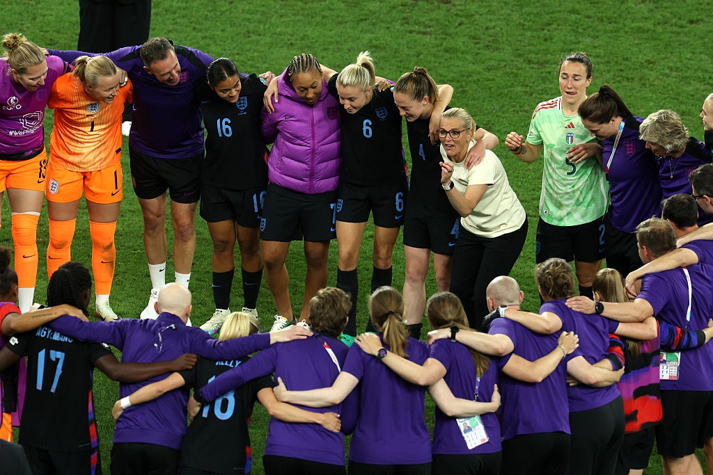 A Inglaterra encontrou um treinador de elite em Sarina Wiegman, mas há preocupações com os caminhos de treinamento mais baixos