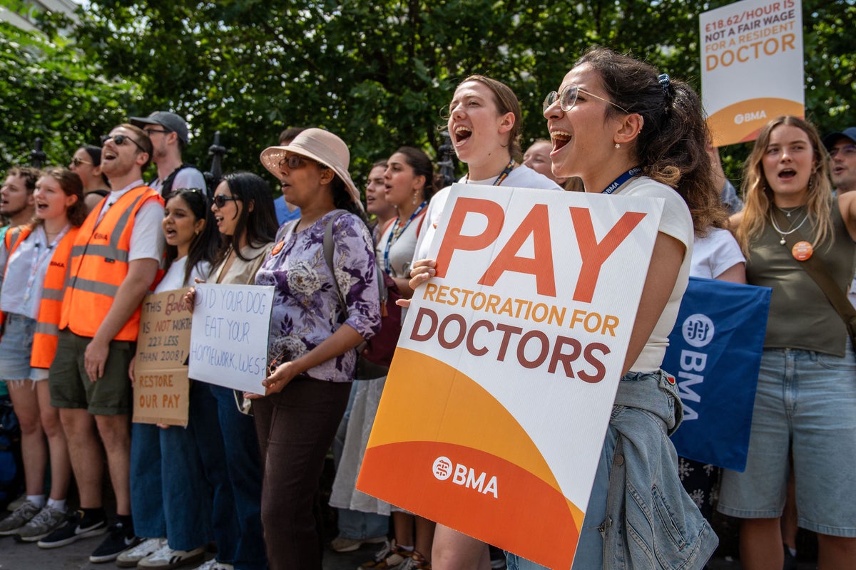 Starmer urged to drop key workers’ rights pledge to prevent ‘people dying’ from doctors’ strike