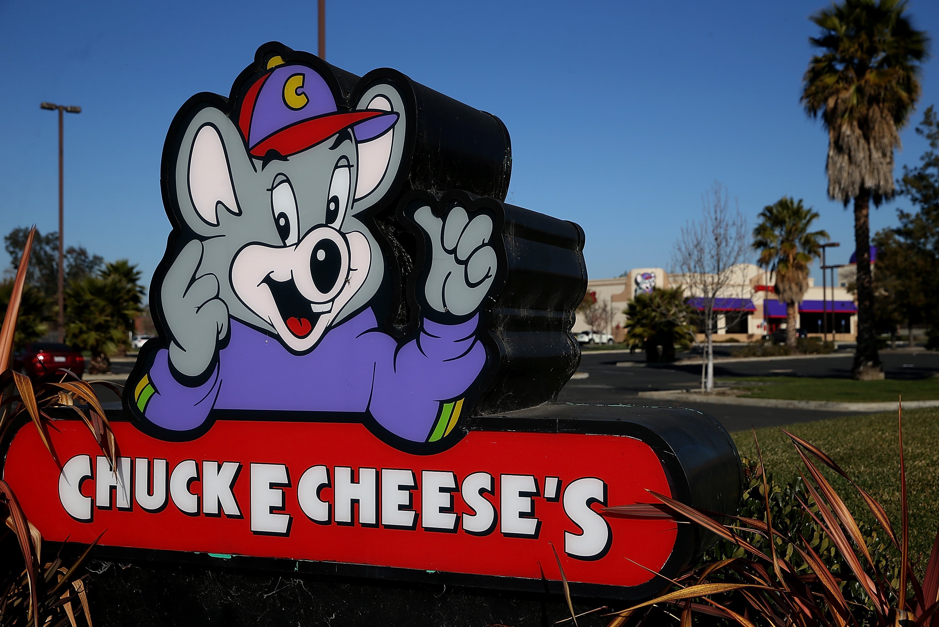 <p>Kids watched a Chuck E. Cheese employee in Florida get arrested on <a href="/topic/credit-card-fraud">credit card fraud</a> allegations Thursday as he wore the pizza chain’s famous mouse mascot costume.</p>