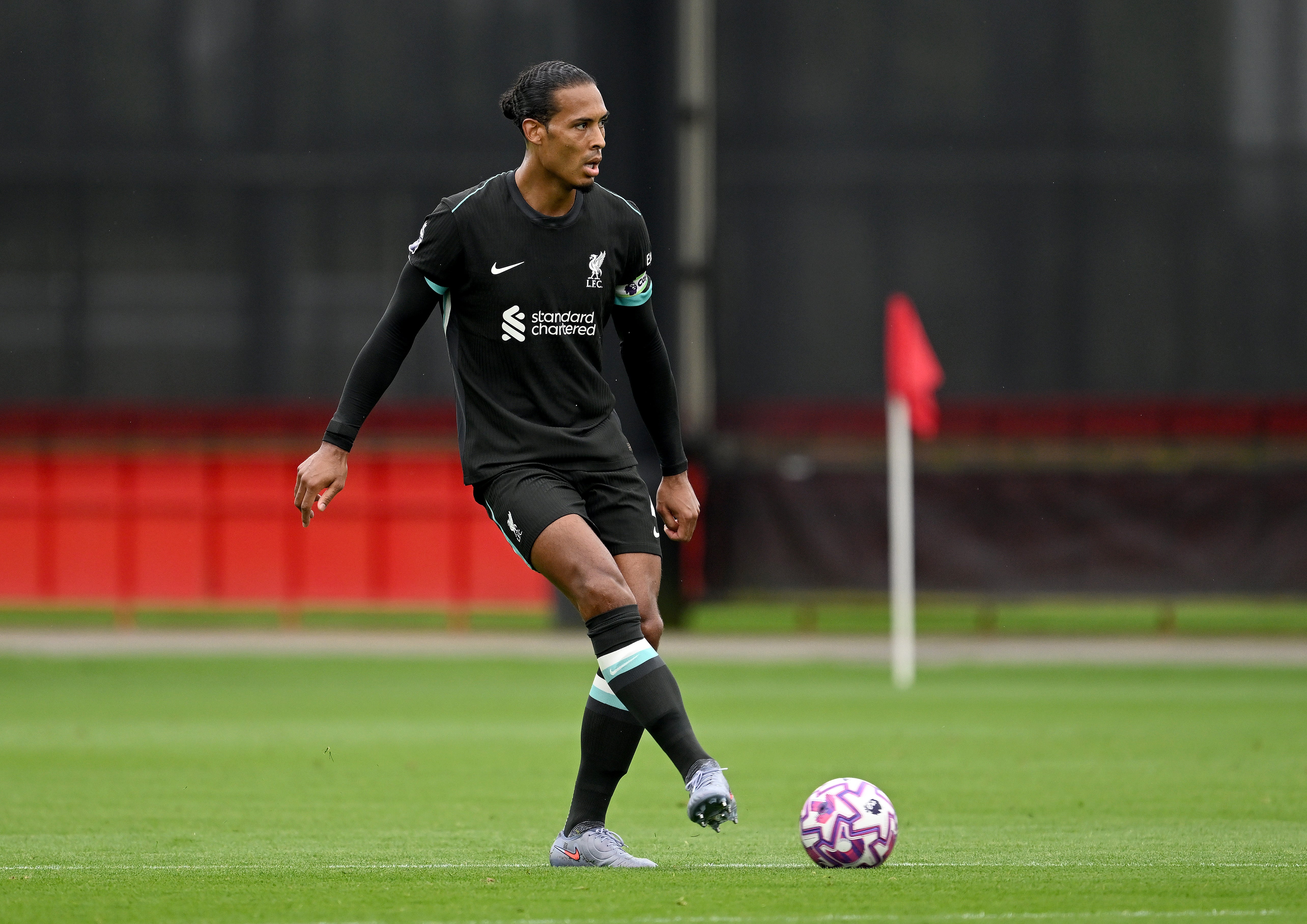 Virgil Van Dijk, de Liverpool, em ação durante uma partida amigável de pré-temporada