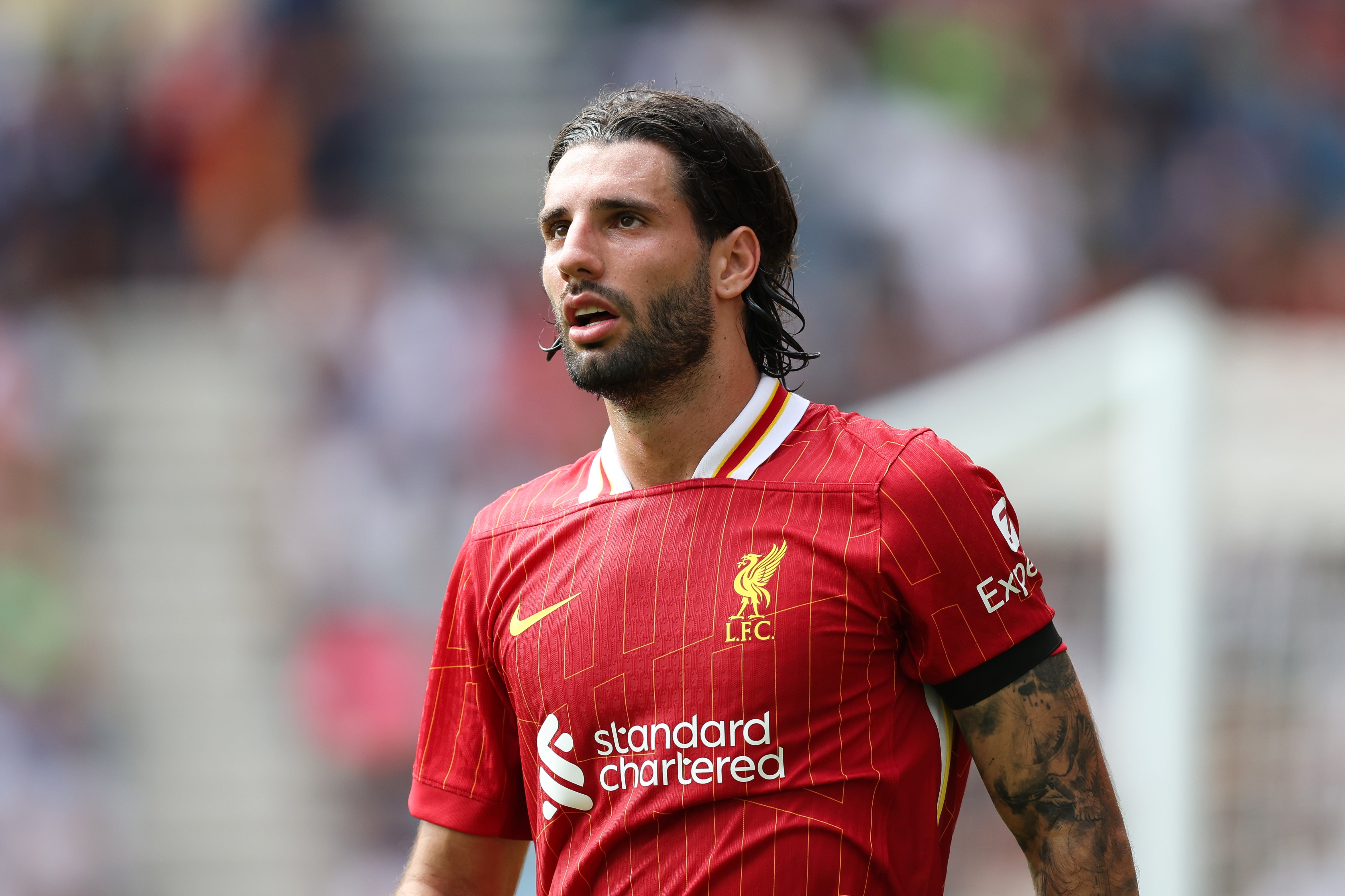 Dominik Szoboszlai, de Liverpool, analisa durante a partida amigável da pré-temporada entre Preston North End