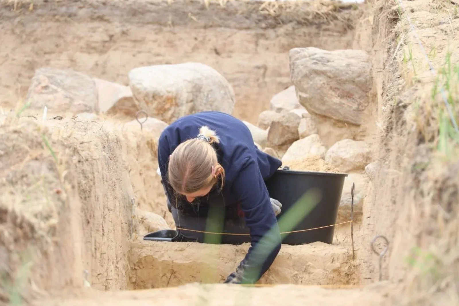 <p>Arqueólogos excavan cuidadosamente la estructura de piedra de la tumba  </p>