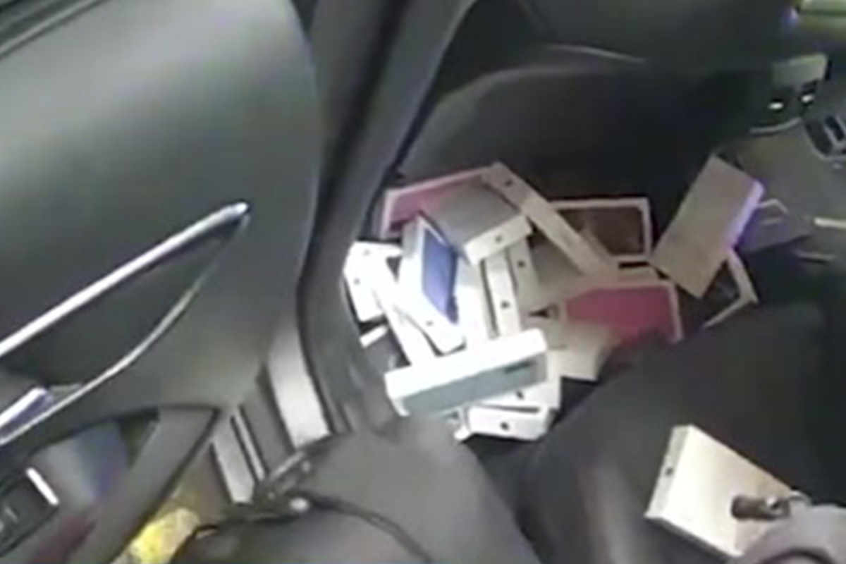 Moment police snare suspects after £100k Apple device raid on phone shop