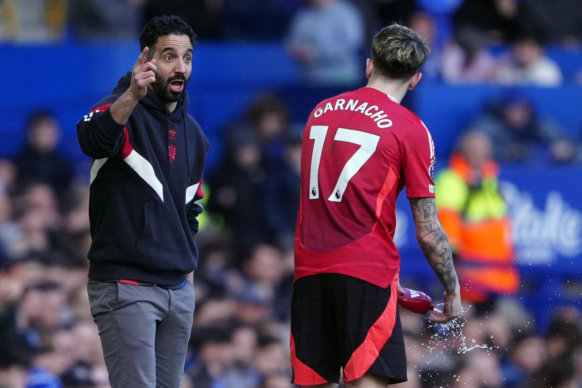 Man United offer Alejandro Garnacho to Premier League rivals