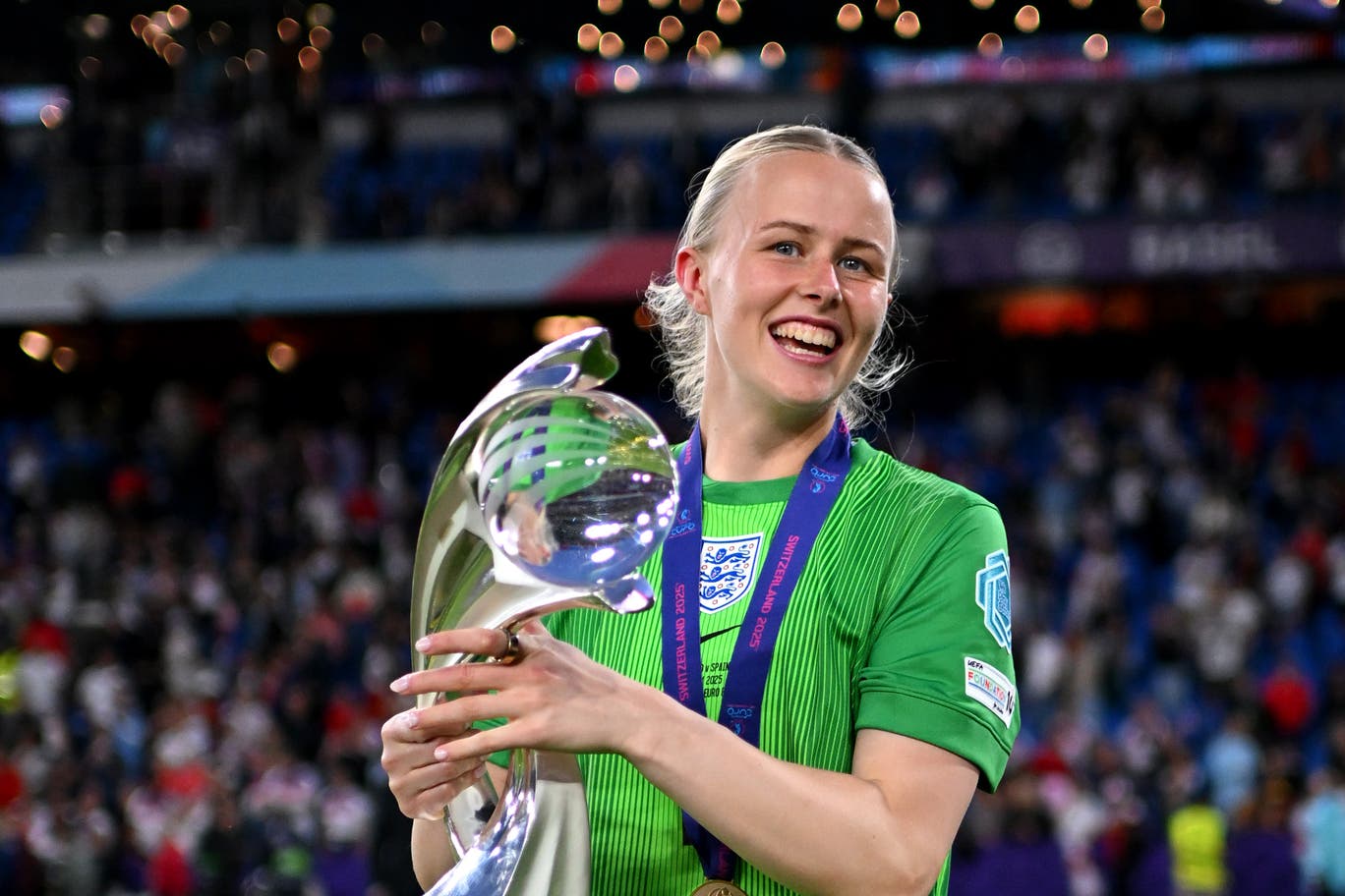 Hannah-Hampton-of-England-celebrates-with-the-UEFA-Womens-EURO-trophy.jpeg (1368×912)