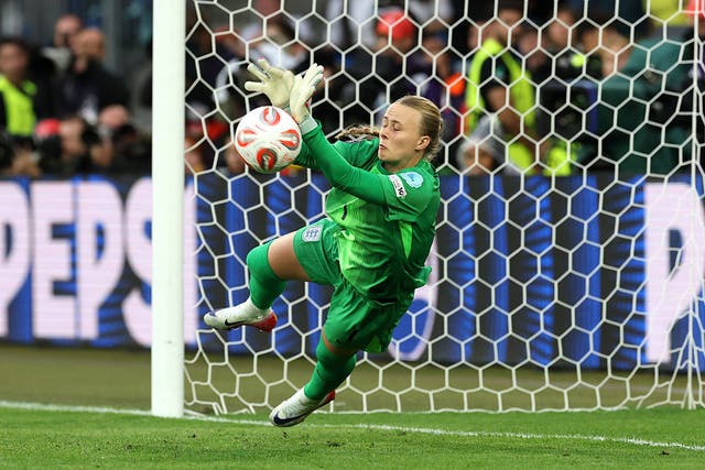 <p> Hannah Hampton of England saves the second penalty from Mariona Caldentey</p>