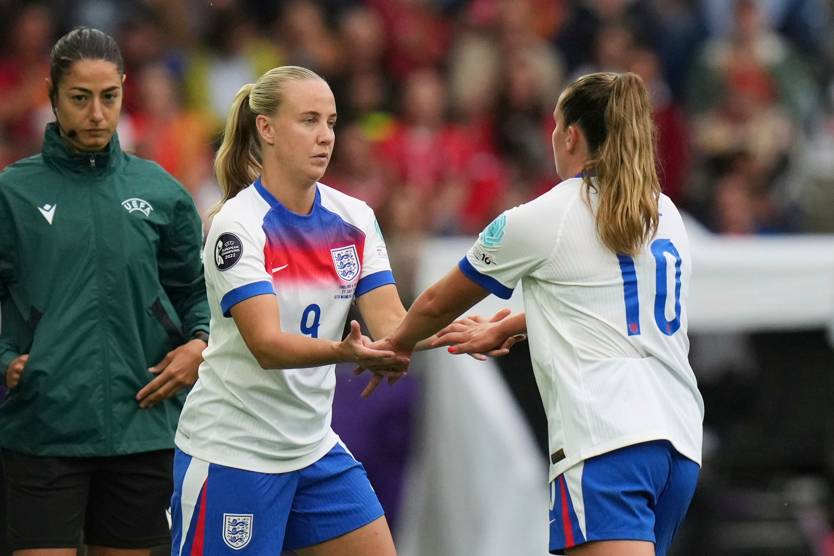 <p>England's Beth Mead and Ella Toone</p>