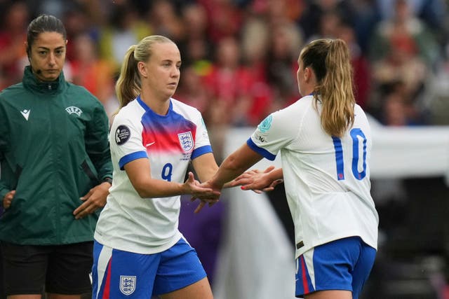 <p>England's Beth Mead and Ella Toone</p>