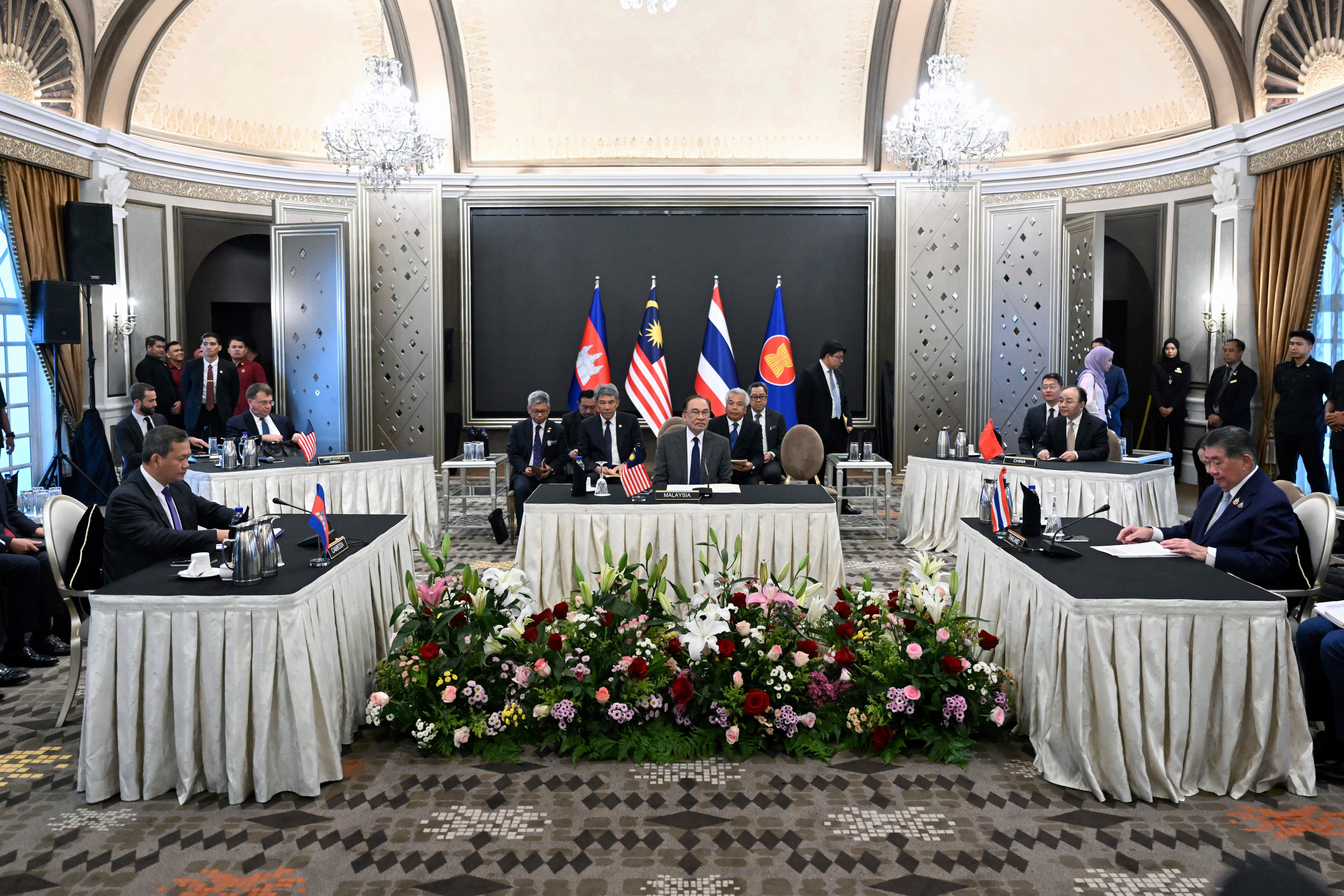 Malaysian prime minister Anwar Ibrahim, center, looks on as Cambodian leader Hun Manet and Thailand's acting premier Phumtham Wechayachai take part in ceasefire talks