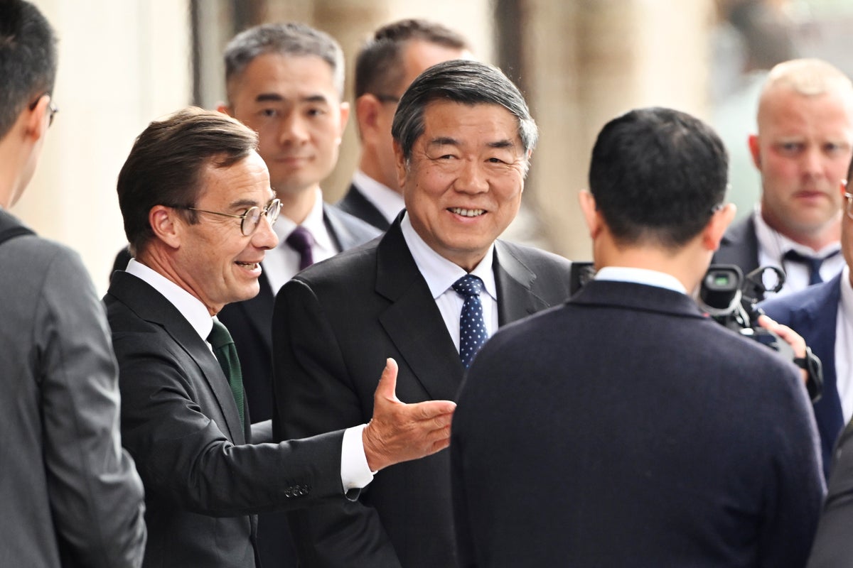 US and China officials meet in Stockholm to discuss how to ease trade tensions