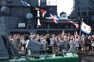 People gather as Russian president Vladimir Putin visits the frigate ‘Admiral Grigorovich’ in Kronstadt, outside St. Petersburg during Navy Day celebration