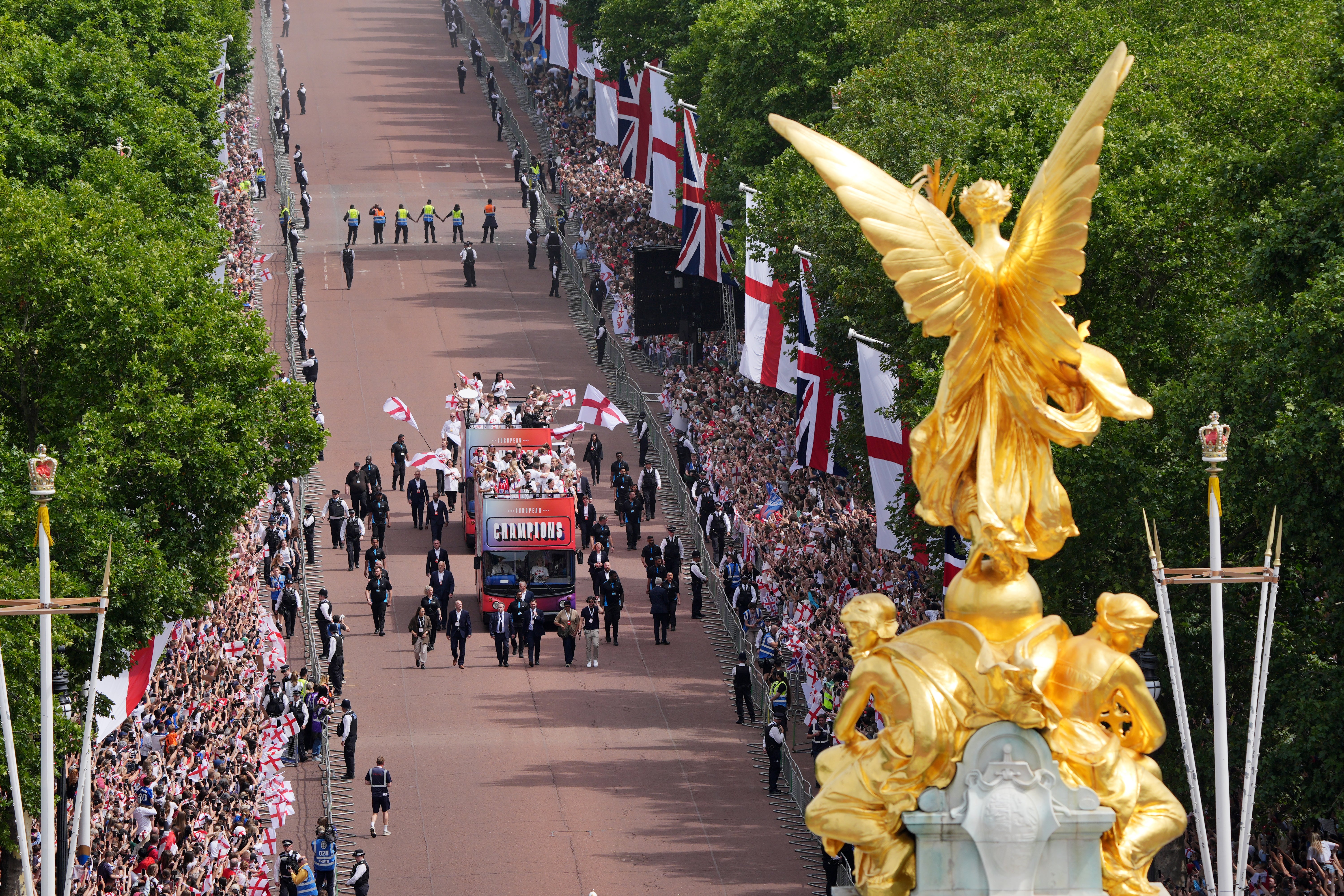 The Lionesses reach the Queen Victoria Memorial