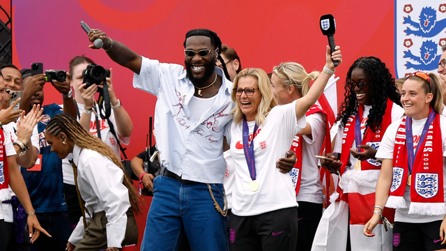 <p>England manager Sarina Wiegman sings and dances with Burna Boy at Euro 2025 victory parade.</p>